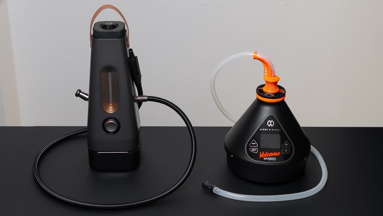 AirVape Enso neben dem Storz & Bickel Volcano Hybrid mit beiden ausgelegten Schläuchen, sodass die Unterschiede in Größe und Bauform sichtbar werden