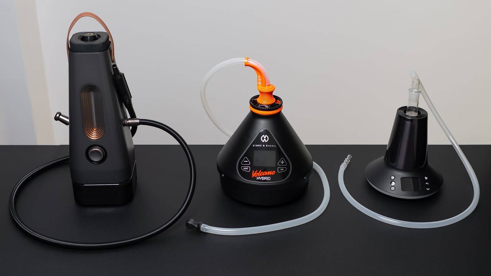 AirVape Enso, Volcano Hybrid und Arizer XQ2 nebeneinander auf schwarzer Fläche für einen Größenvergleich von Tisch-Vaporizern