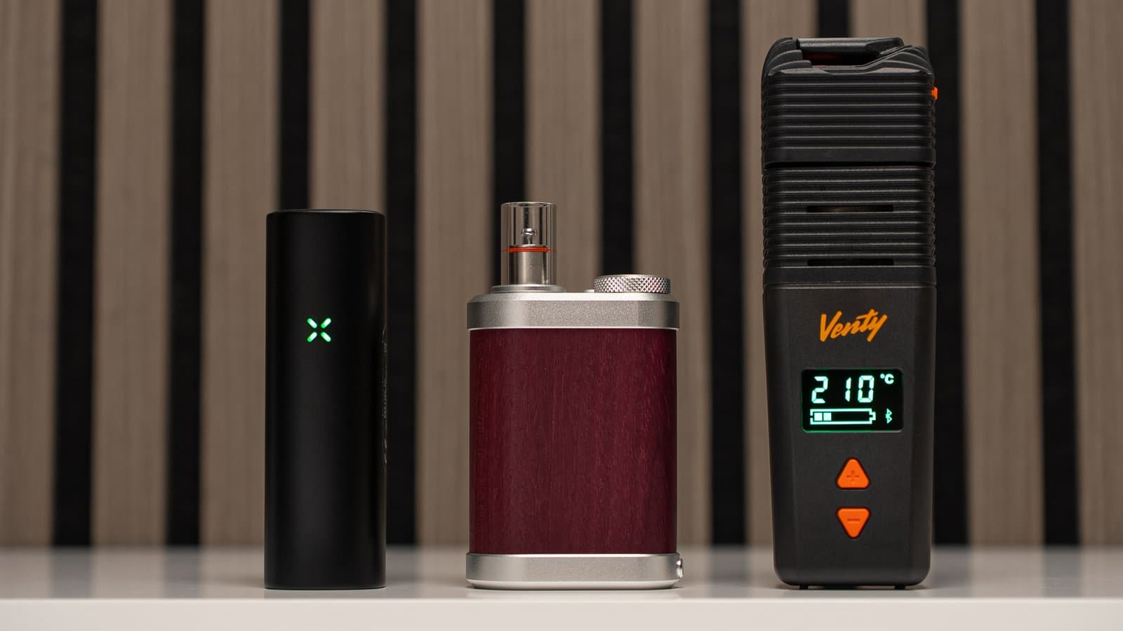 PAX Flow, Tinymight 2 und Venty nebeneinander, Display des Venty leuchtet