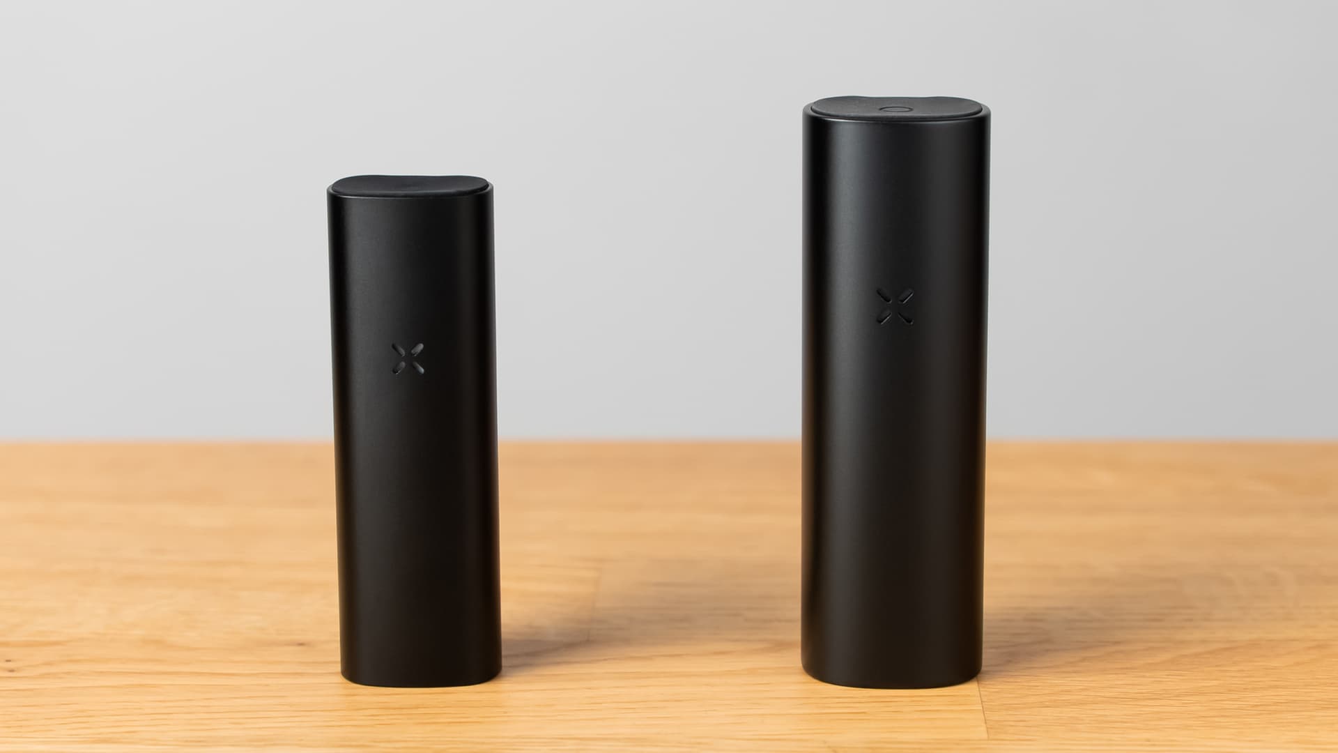 PAX Mini 2 steht neben dem größeren PAX Plus auf einer Holzoberfläche