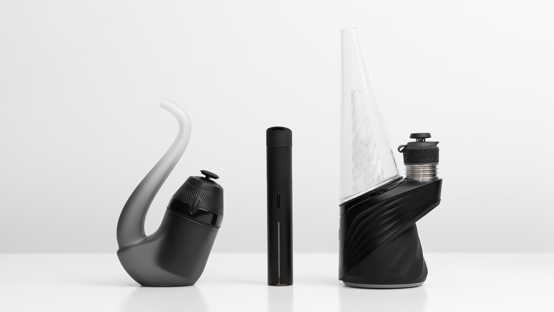 Drei Puffco Vaporizer nebeneinander: Proxy im Sherlock-Glas, Pivot und Peak Pro