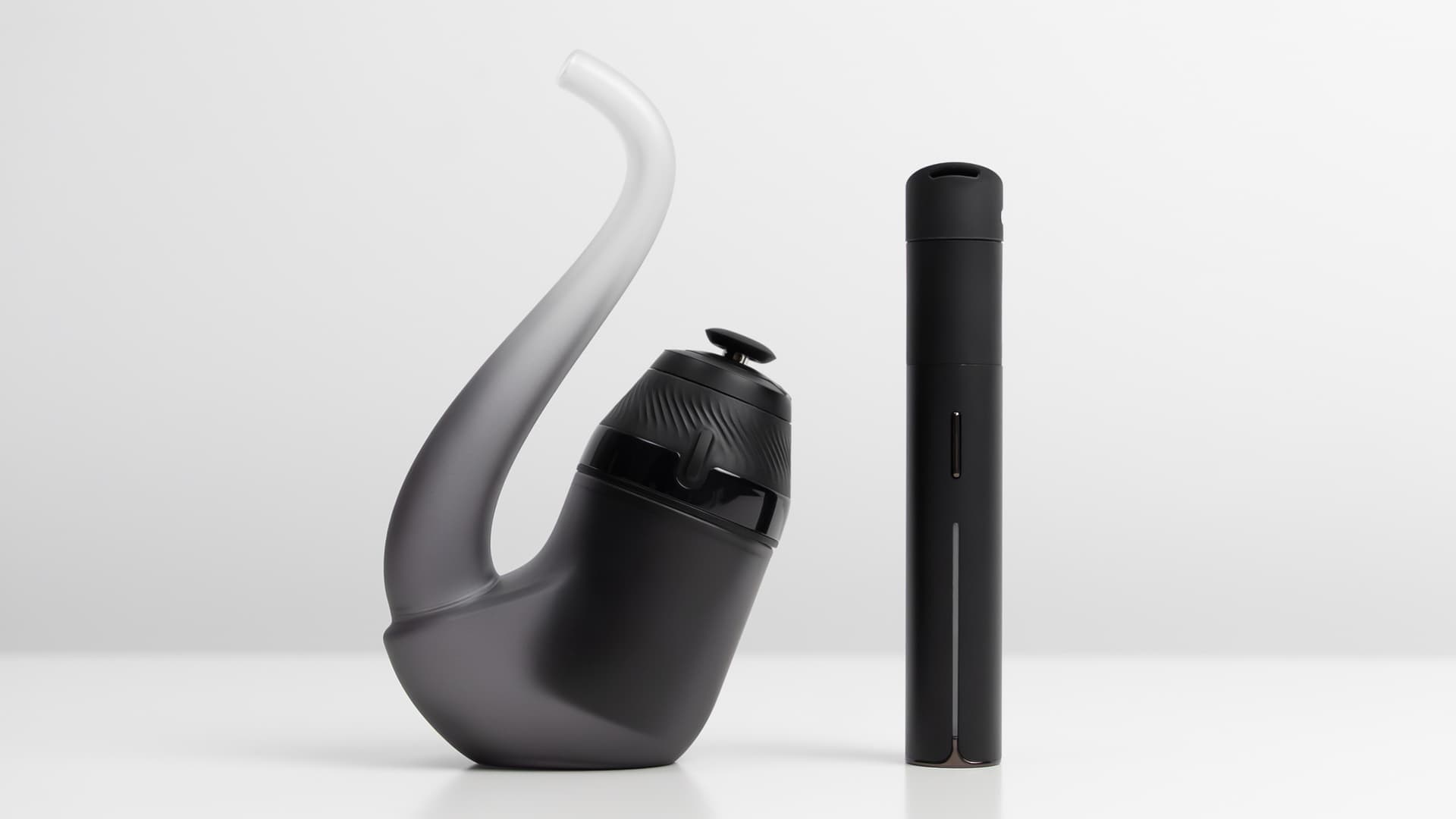Puffco Proxy im grauen Sherlock-Glas neben dem schlanken Puffco Pivot