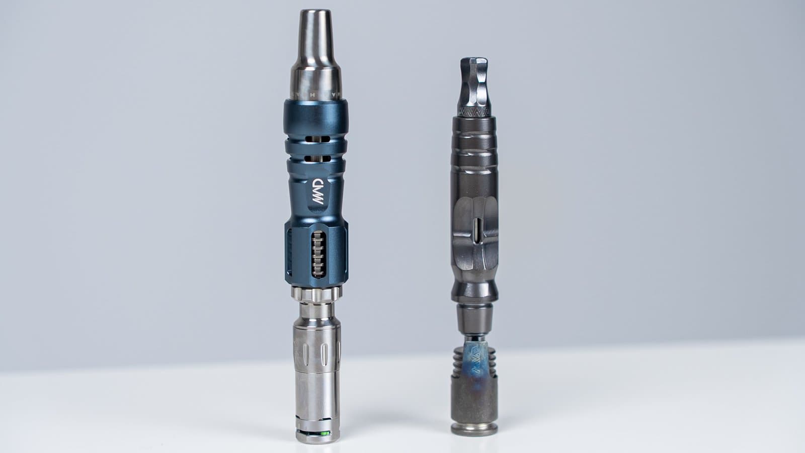 Blauer Tempest 2 neben grauem DynaVap HyperDyn auf Weiß