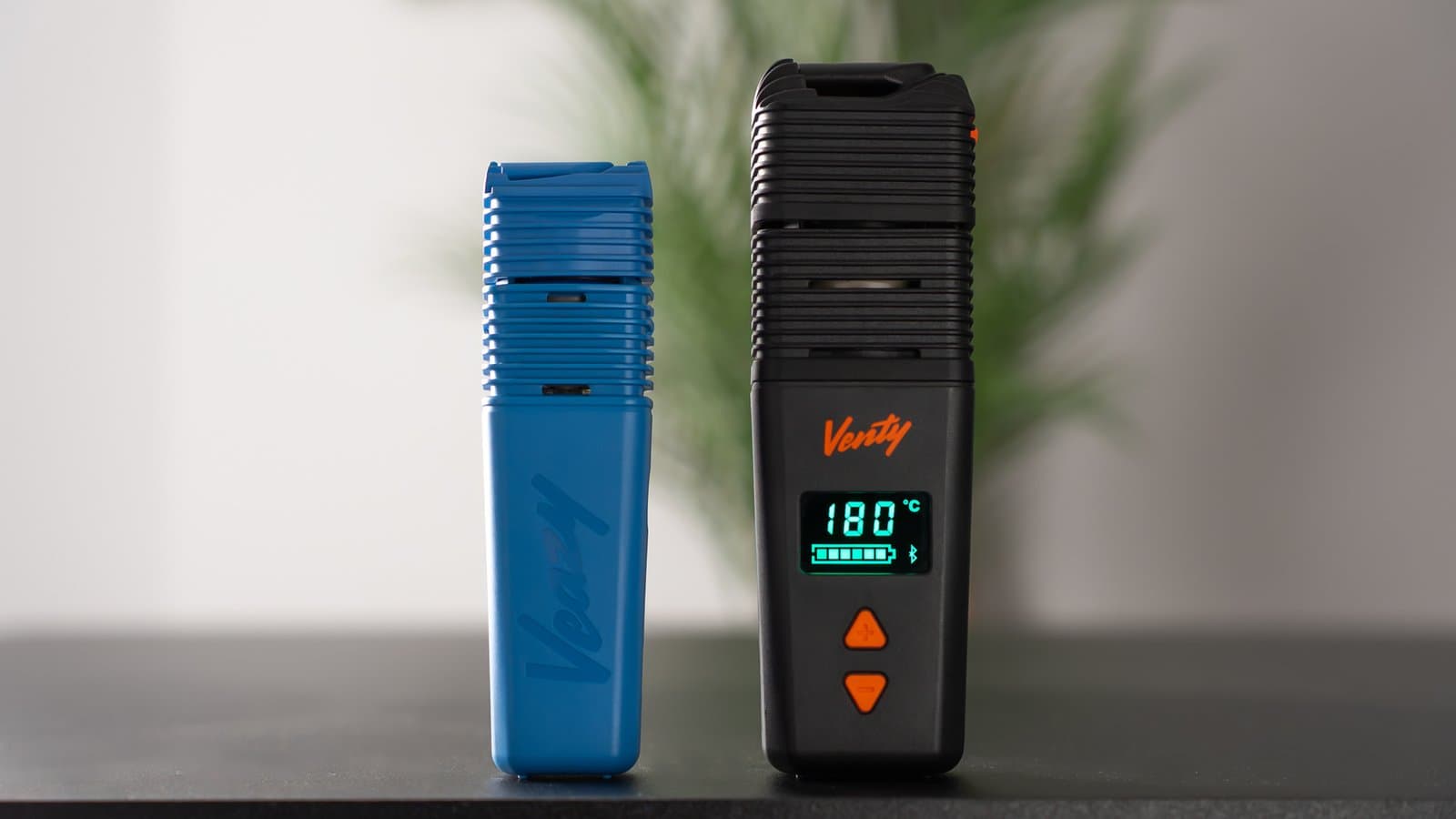 Blauer Veazy neben größerem schwarzem Venty mit leuchtendem 180°C-Display