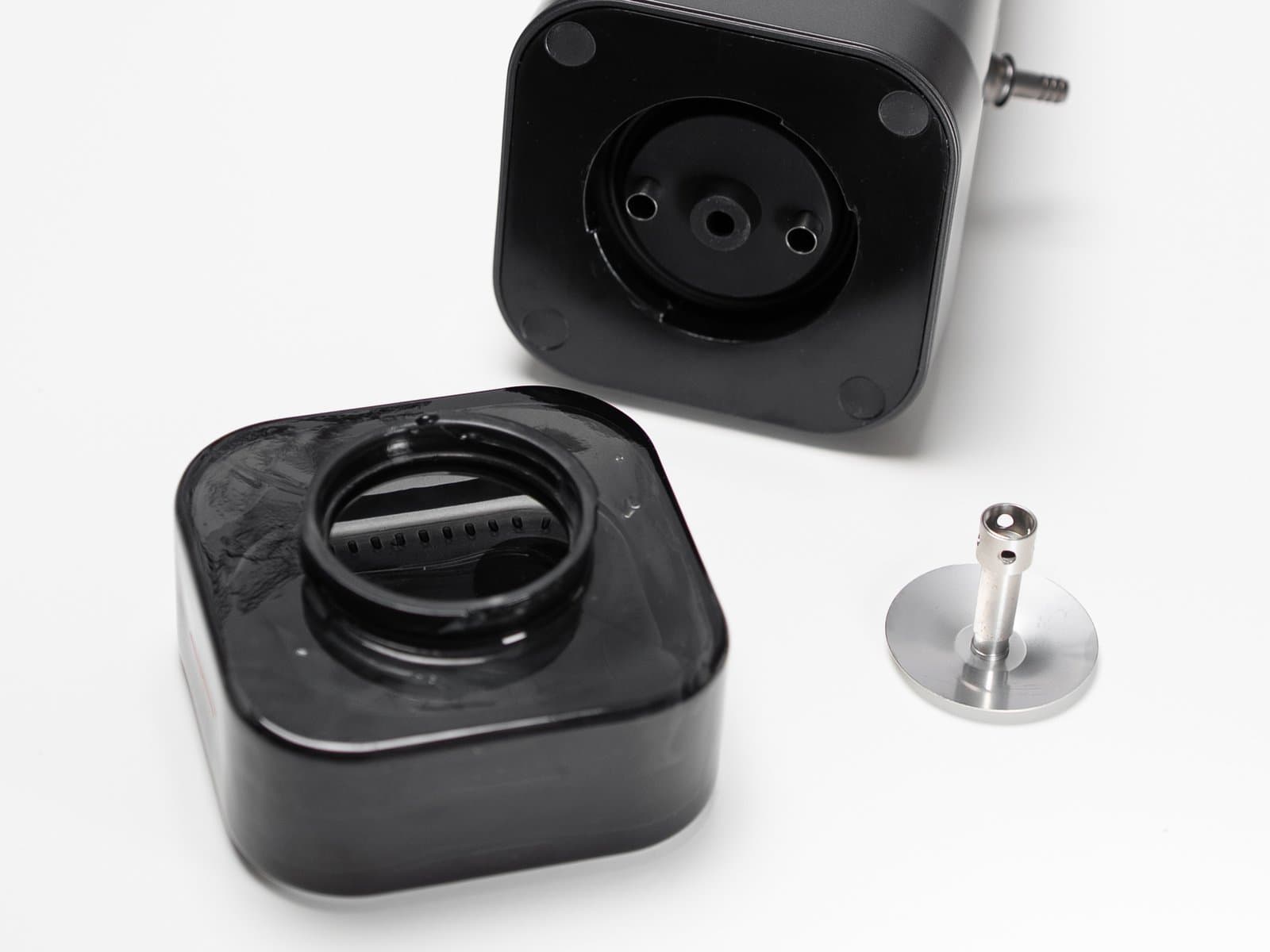 Glas-Wassertank des AirVape Enso vom Gehäuse abgenommen, mit Drehverschluss-Gewinde, Gummidichtung und herausnehmbarem Edelstahl-Downstem