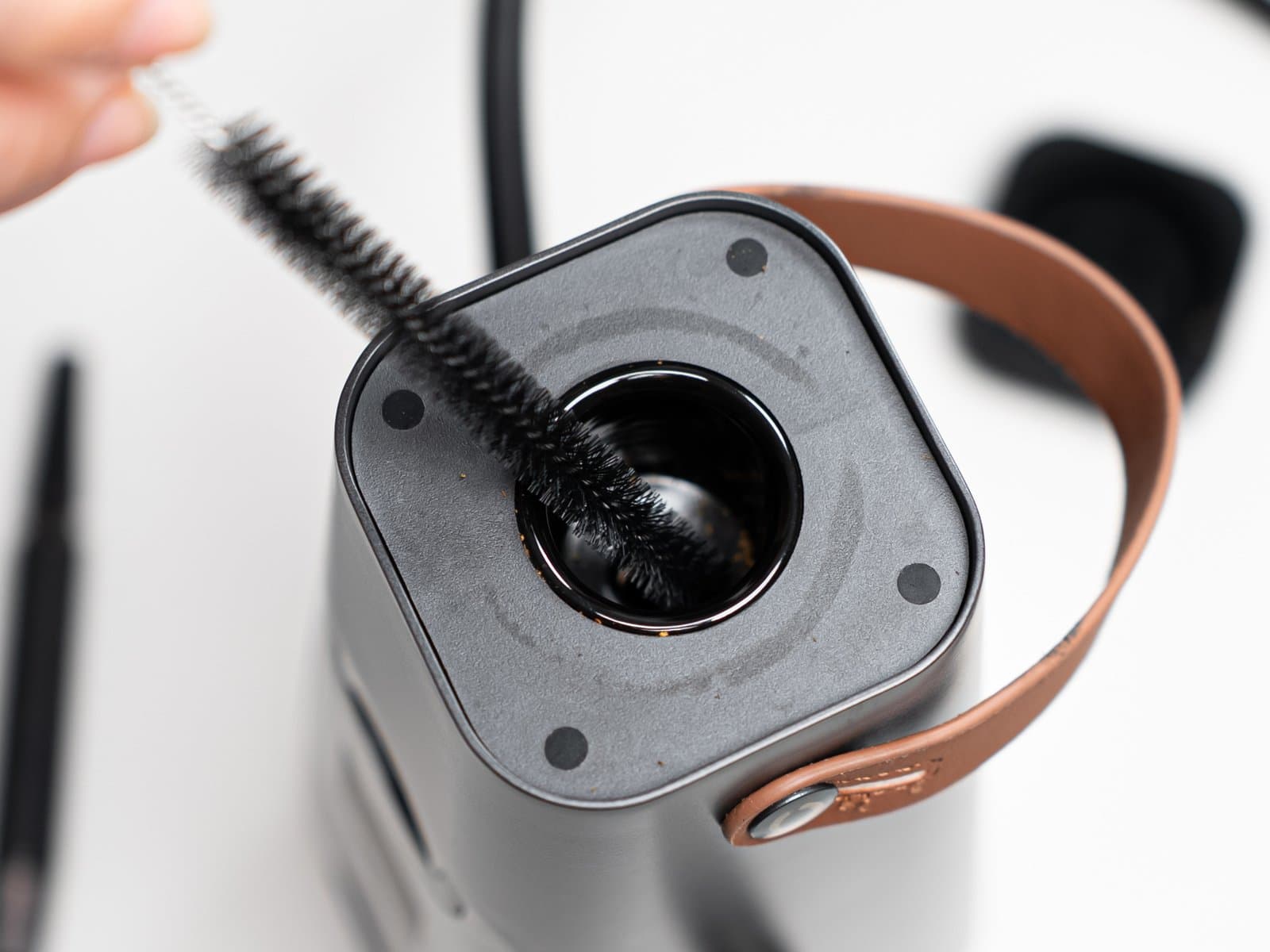 Ausbürsten der Kammer des AirVape Enso von oben