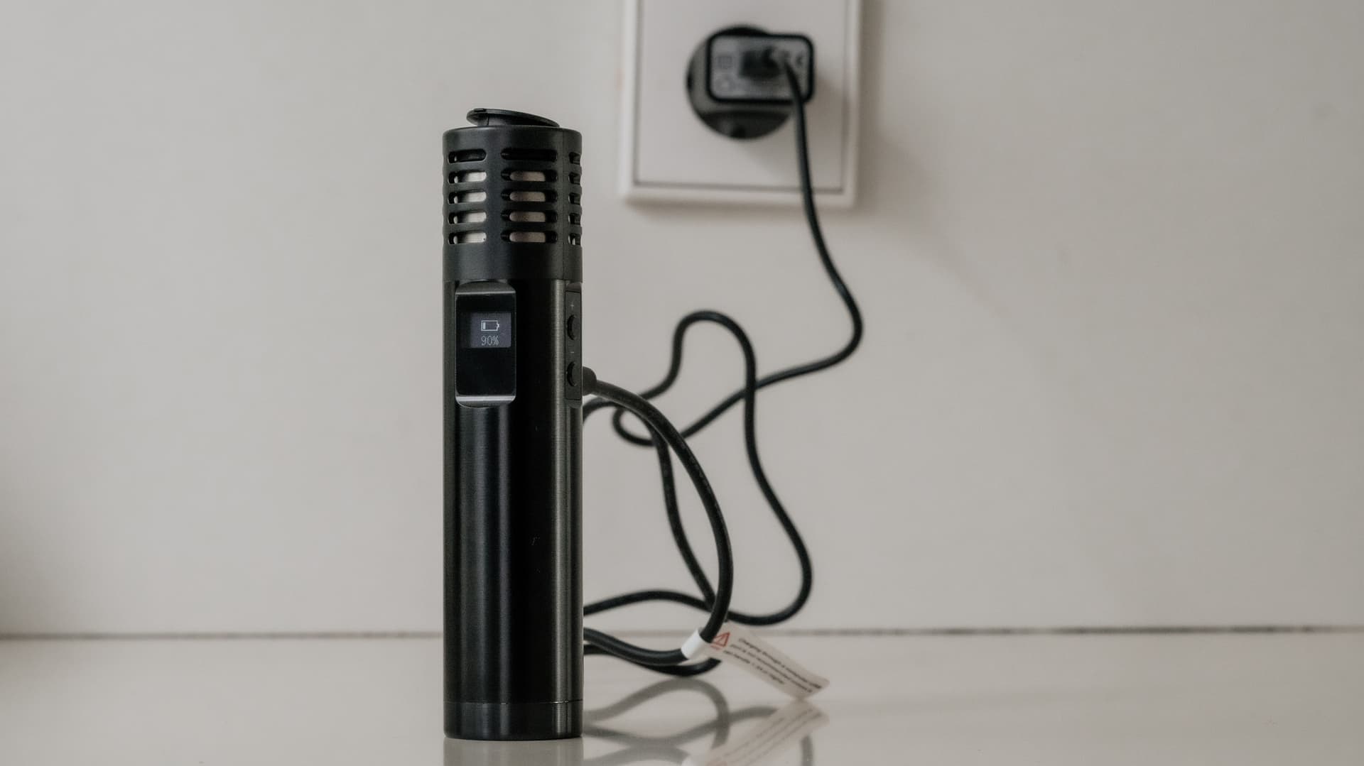 Arizer Air Max lädt über das USB-C-Kabel an der Steckdose