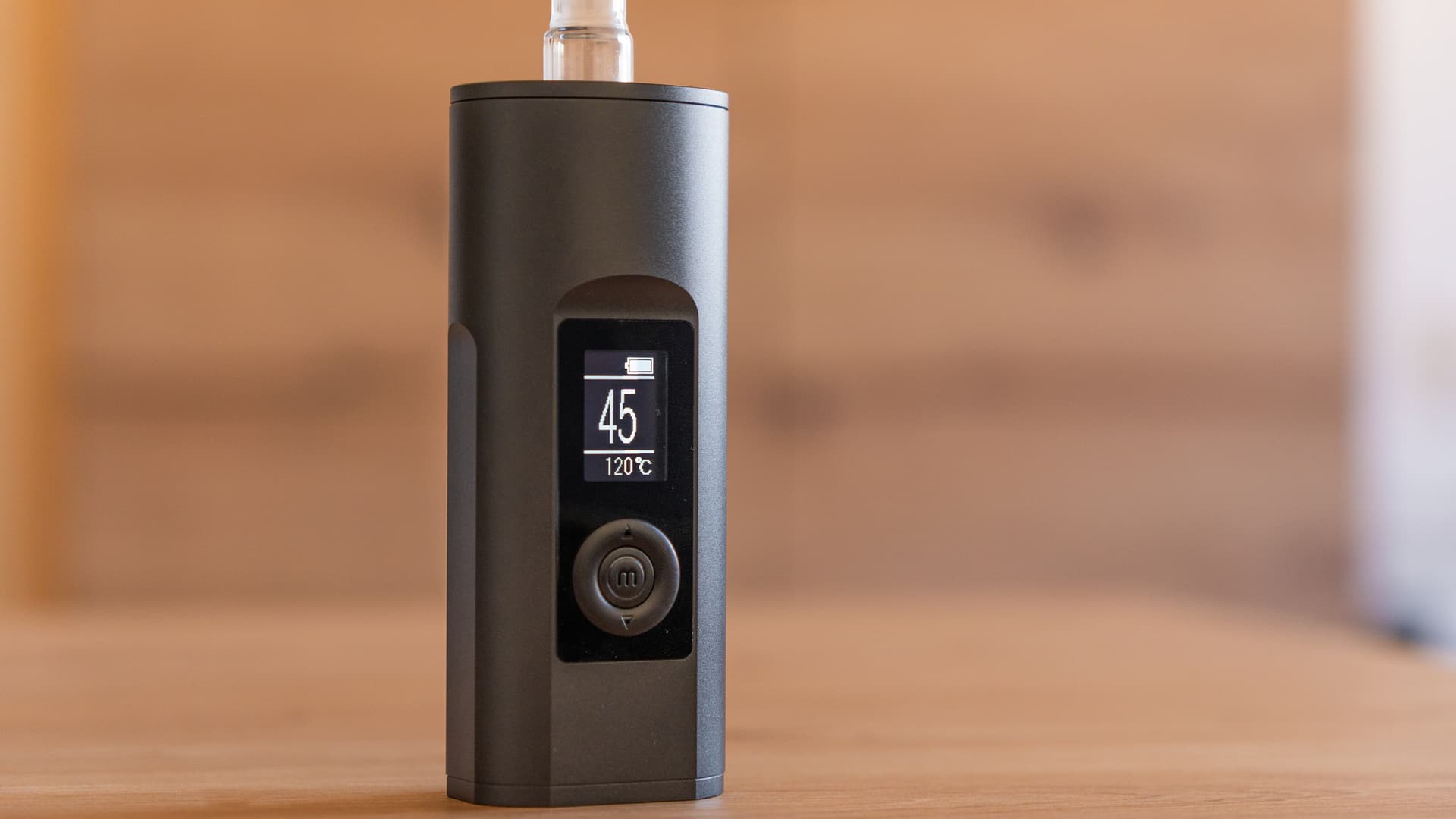 Arizer Solo 2 Max komplett montiert mit Glas-Stem, OLED-Display zeigt 45°C, auf Holztisch
