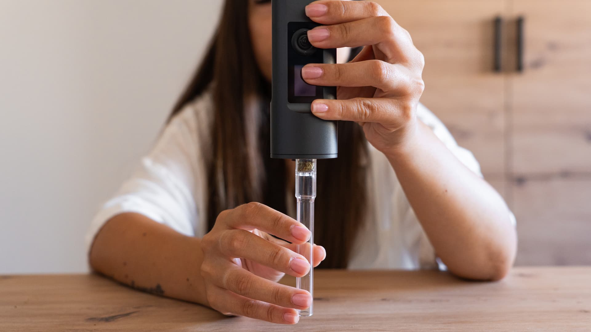 Der befüllte Glas-Stem wird in den Solo 2 Max eingesetzt