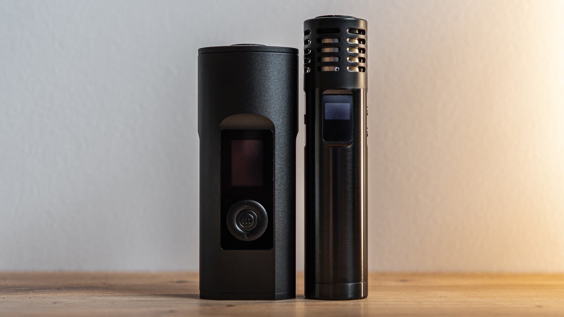 Arizer Solo 2 Max neben dem Arizer Air Max zeigt Größen- und Designunterschiede