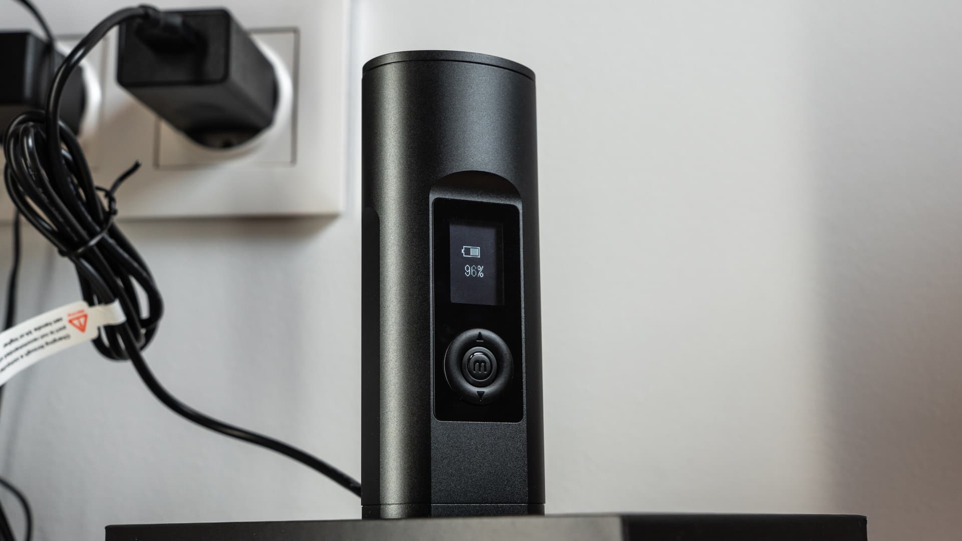 Arizer Solo 2 Max angeschlossen und beim Laden, OLED-Display zeigt den Akkustand