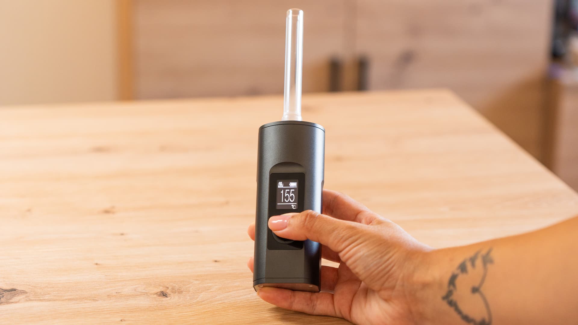 Solo 2 Max in der Hand mit eingesetztem Glas-Stem und leuchtendem Display