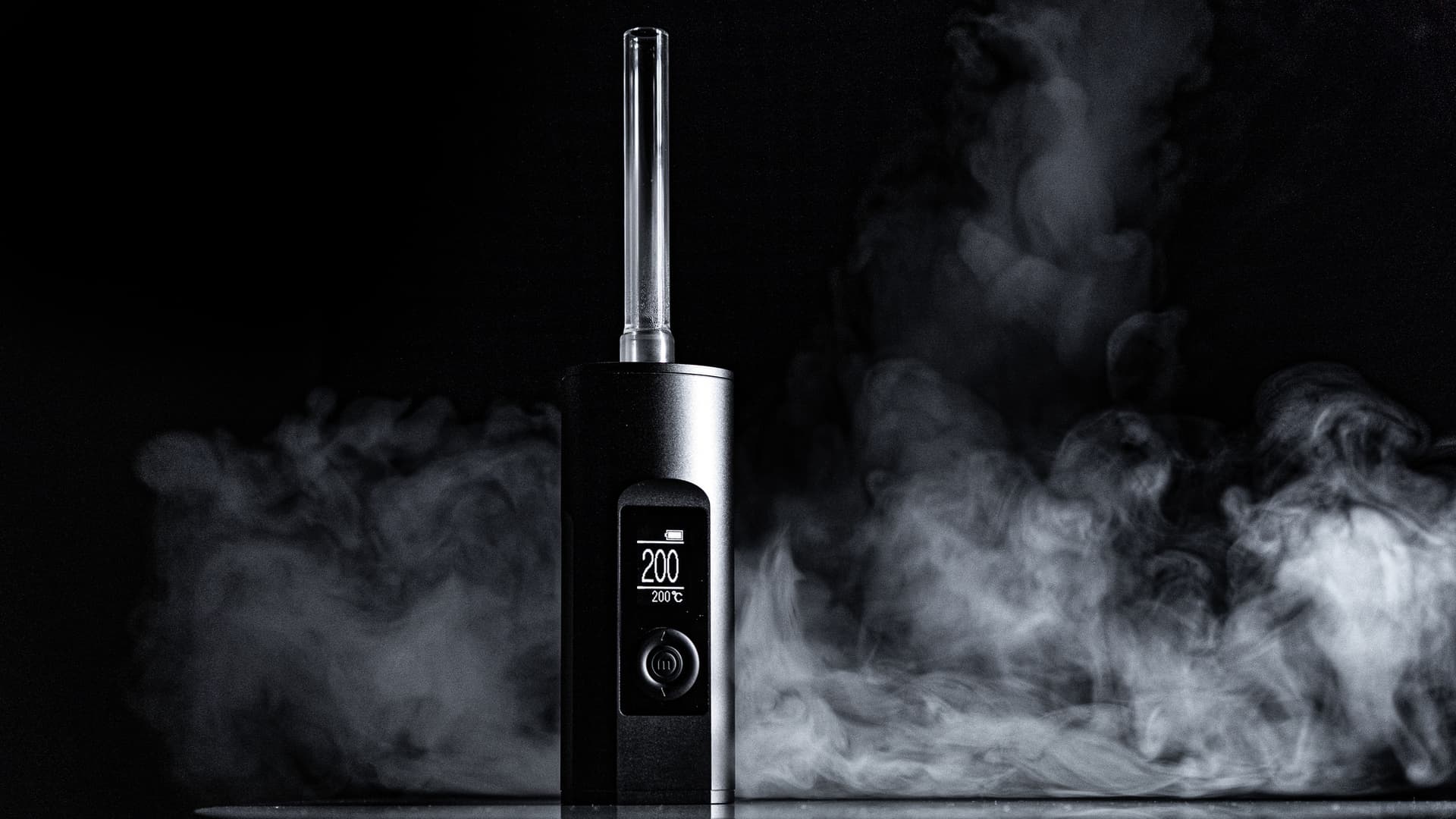 Arizer Solo 2 Max erzeugt dichten Dampf bei 200°C mit Glas-Stem vor dunklem Hintergrund
