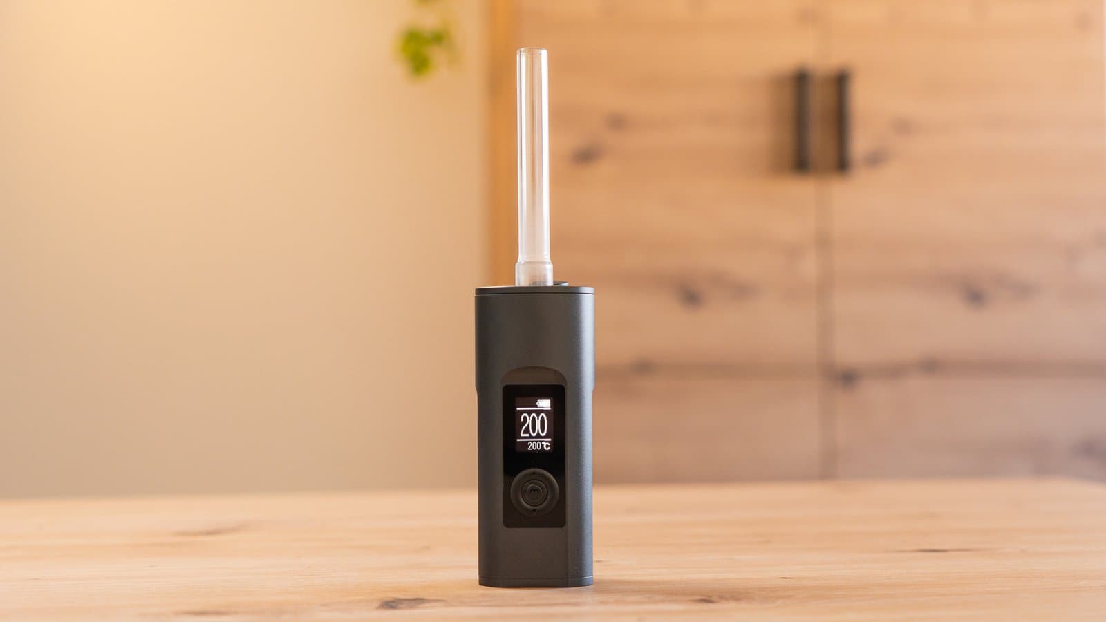 Vaporizer zeigt erreichte 200°C, Glas-Stem eingesetzt, auf Holztisch