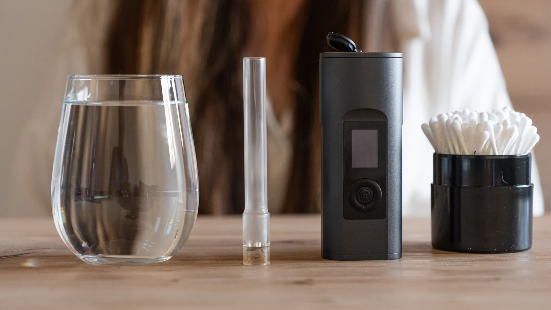 Arizer Solo 2 Max mit Glas-Stem, Wasserglas und Wattestäbchen bereit zur Reinigung