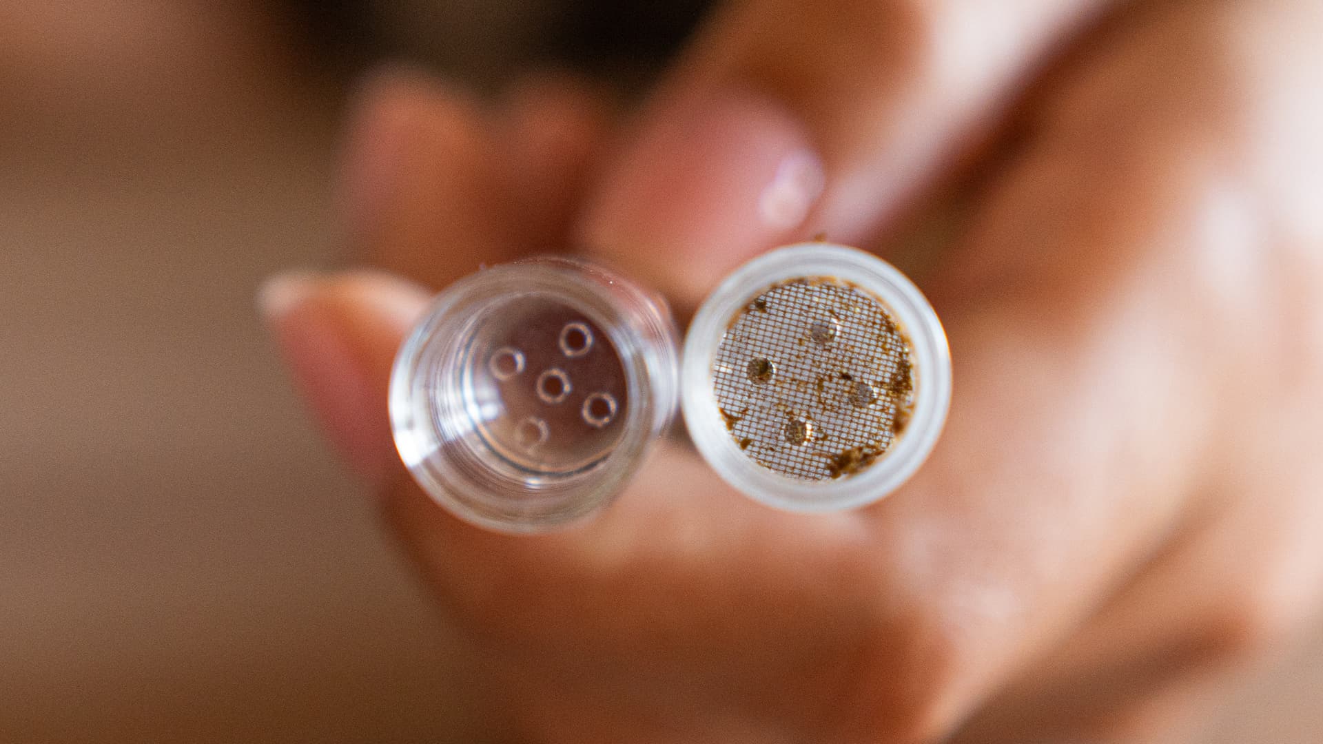 Glass stem tip and mesh screen held between the fingers