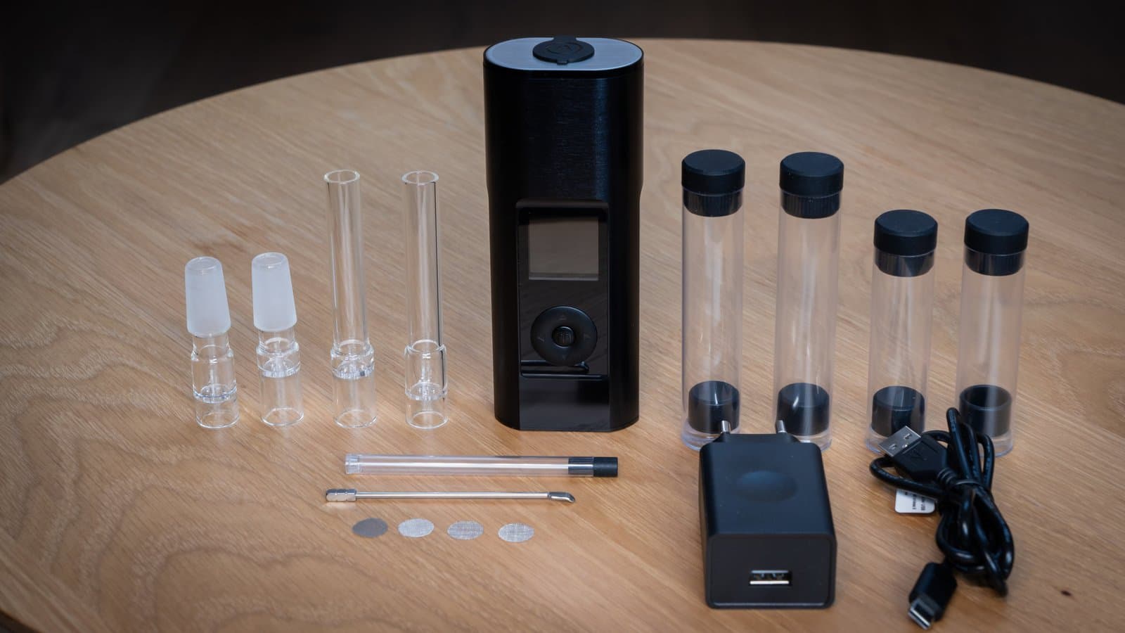 Komplettes Solo 3 Kit auf einem Holztisch mit Glasröhrchen, Aromaröhrchen und Netzteil