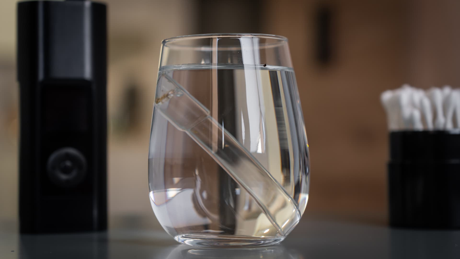 Glas-Aromaröhrchen des Arizer Solo 3 liegt zum Einweichen in einem Glas mit Reinigungslösung