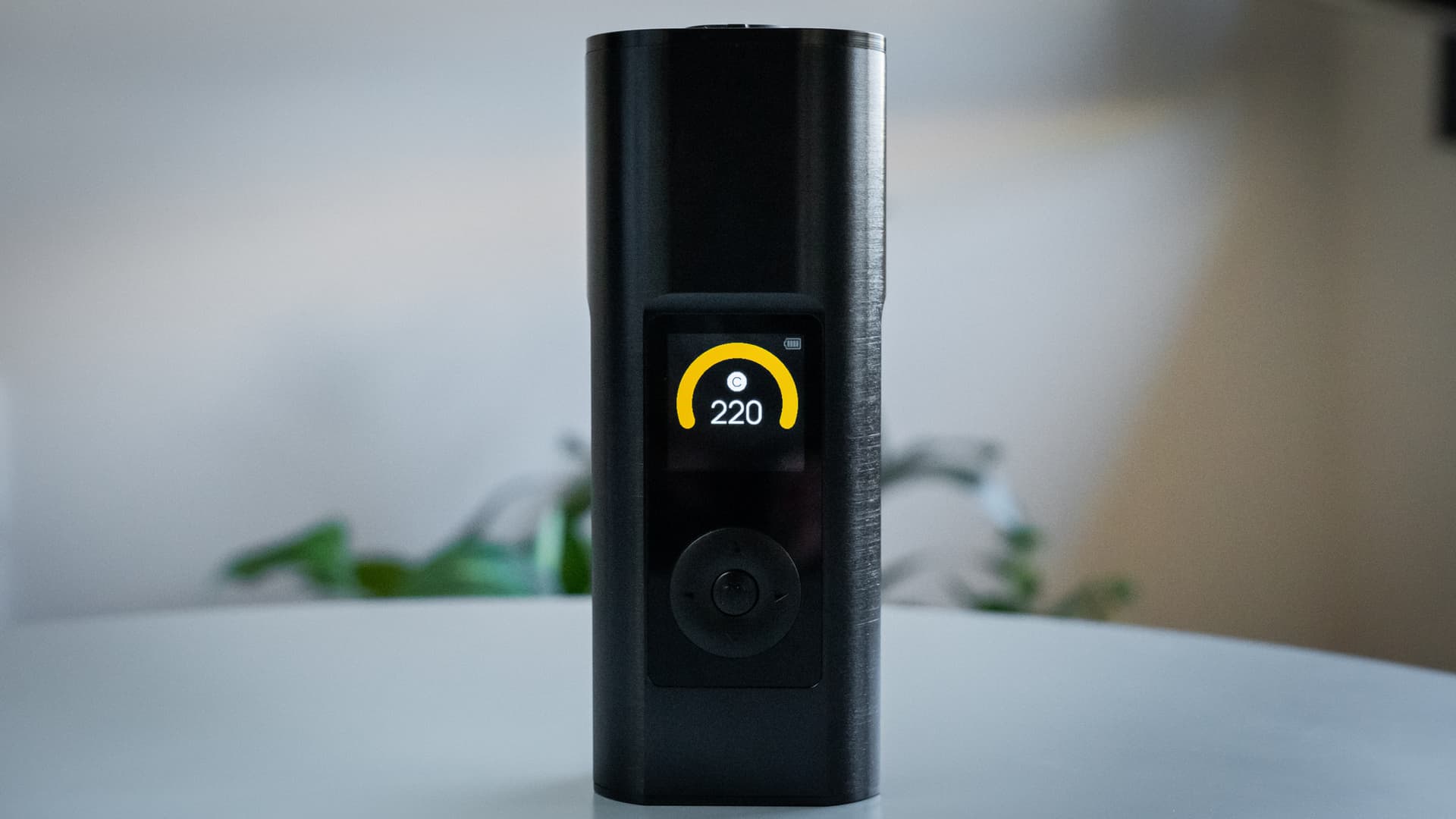 Arizer Solo 3 aufrecht stehend, OLED-Display zeigt 220°C bei vollem Akku