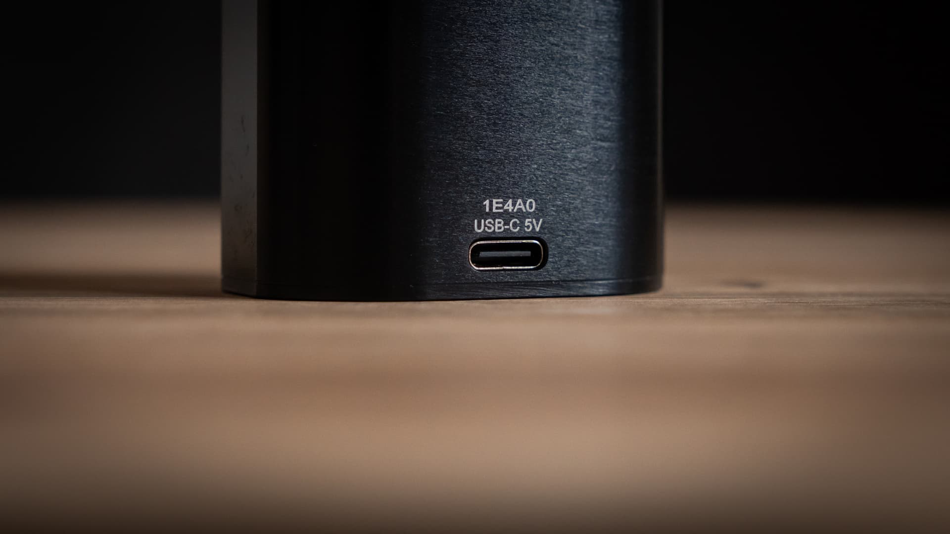 Nahaufnahme des USB-C-Ladeanschlusses am eloxierten Aluminiumboden des Arizer Solo 3