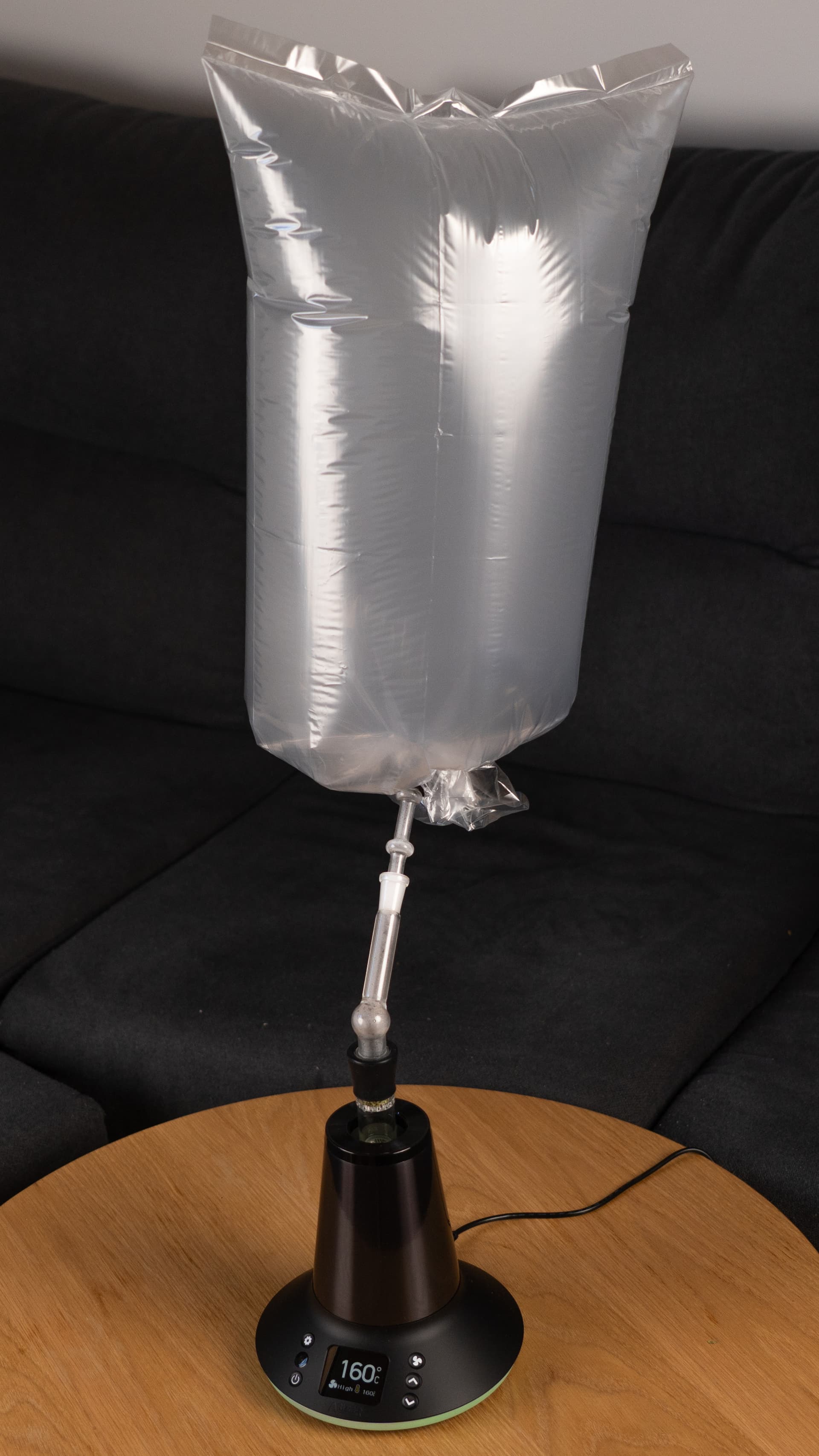 Arizer XQ2 with fully inflated balloon bag at 160°C on wooden table