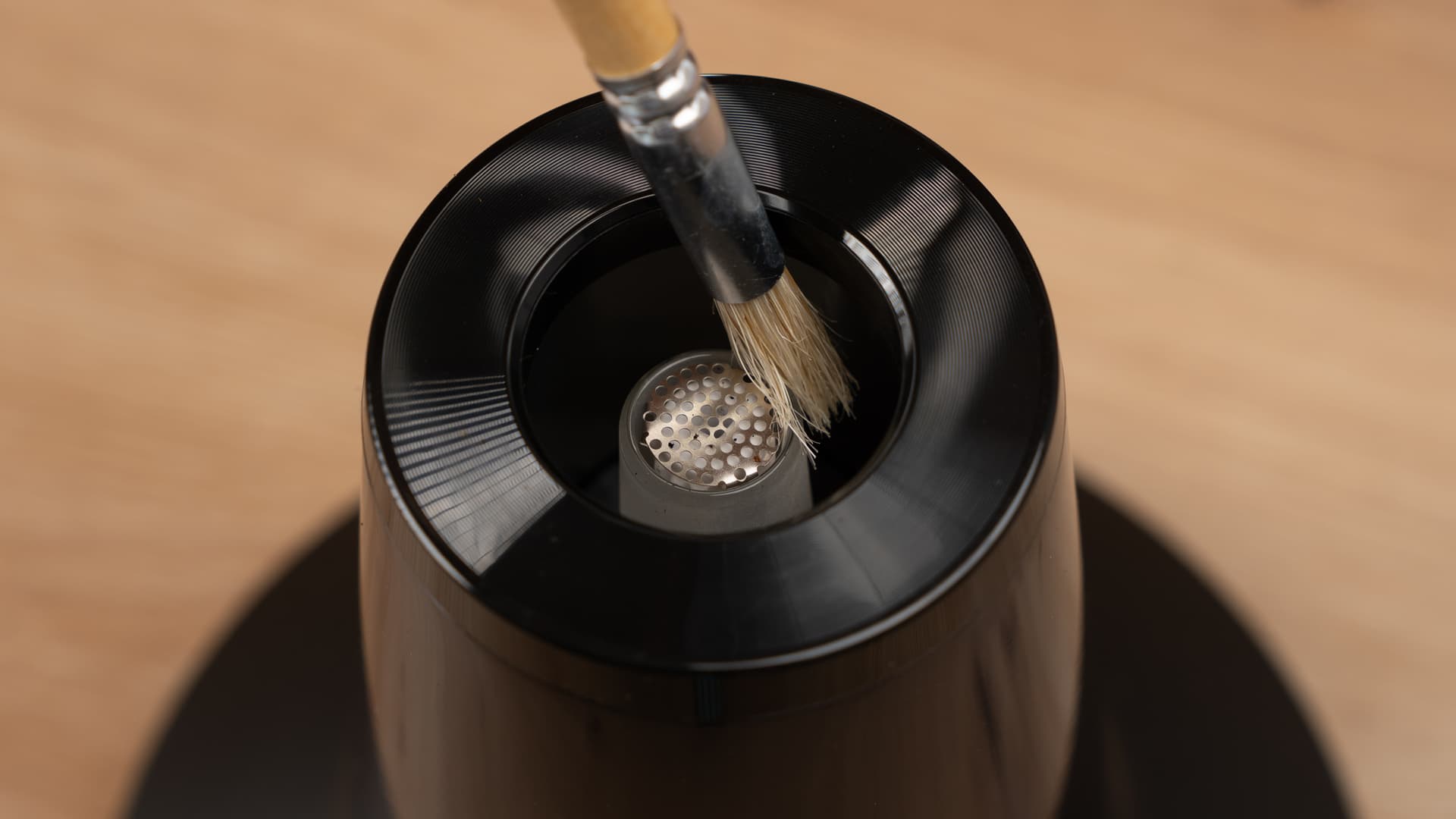 Soft brush at the Arizer XQ2 heater opening