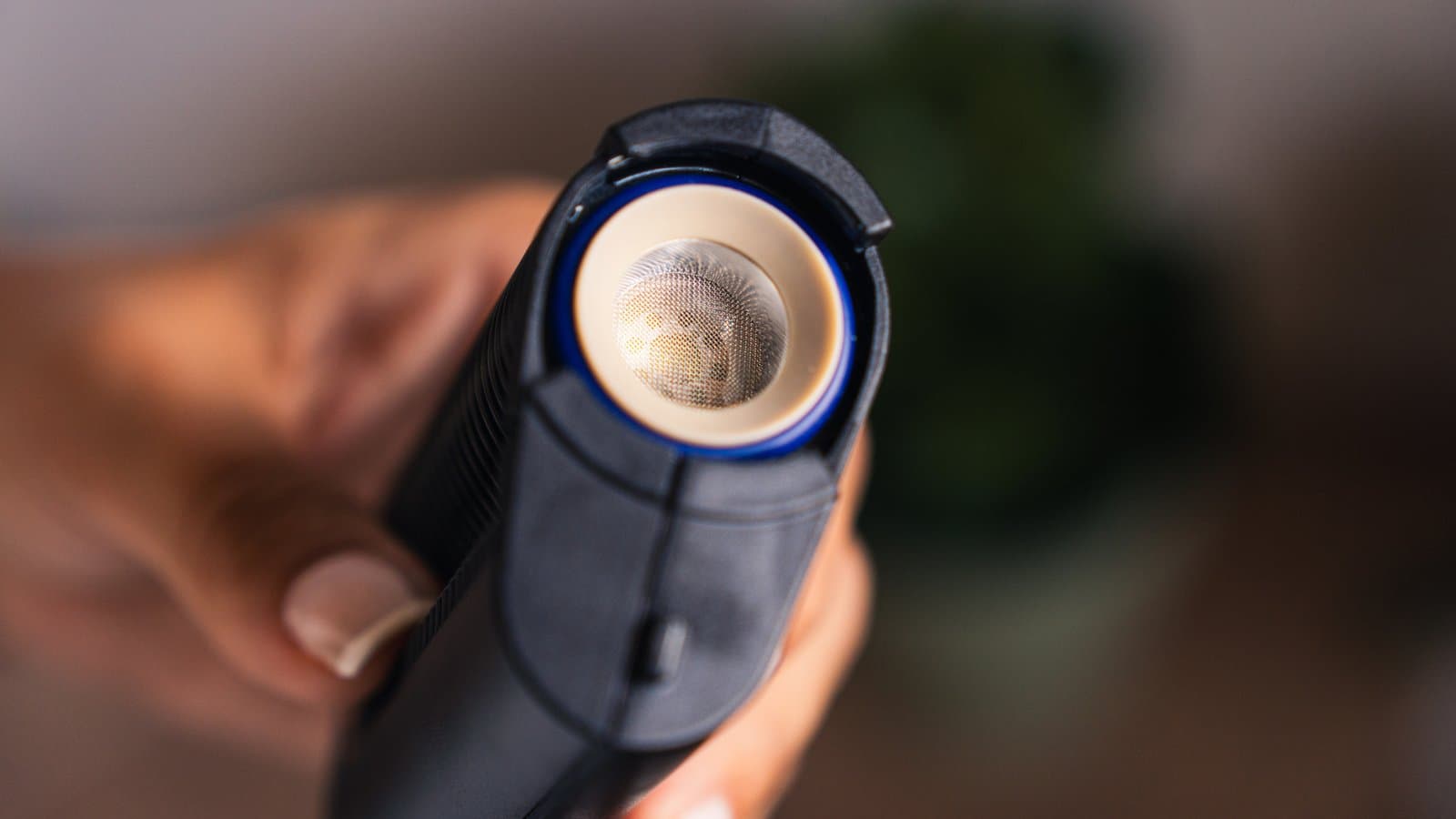 Nahaufnahme der offenen Heizkammer des Crafty+ mit blauem Ring und Netzsieb