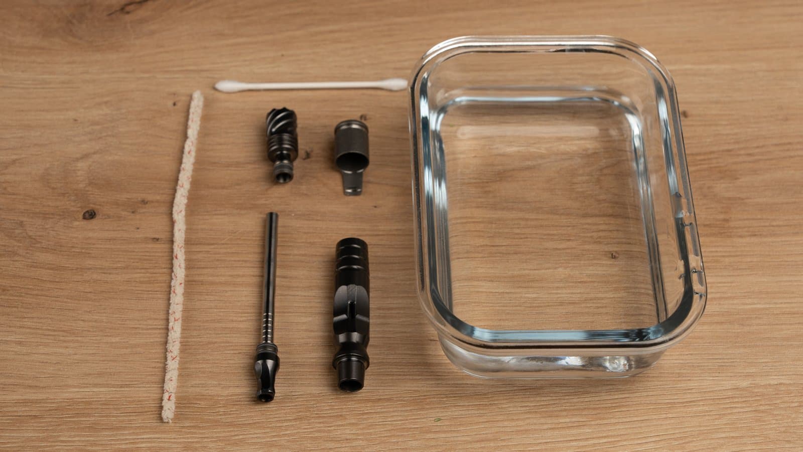 Teile des HyperDyn neben einer Glasschale, Pfeifenreiniger und Wattestäbchen