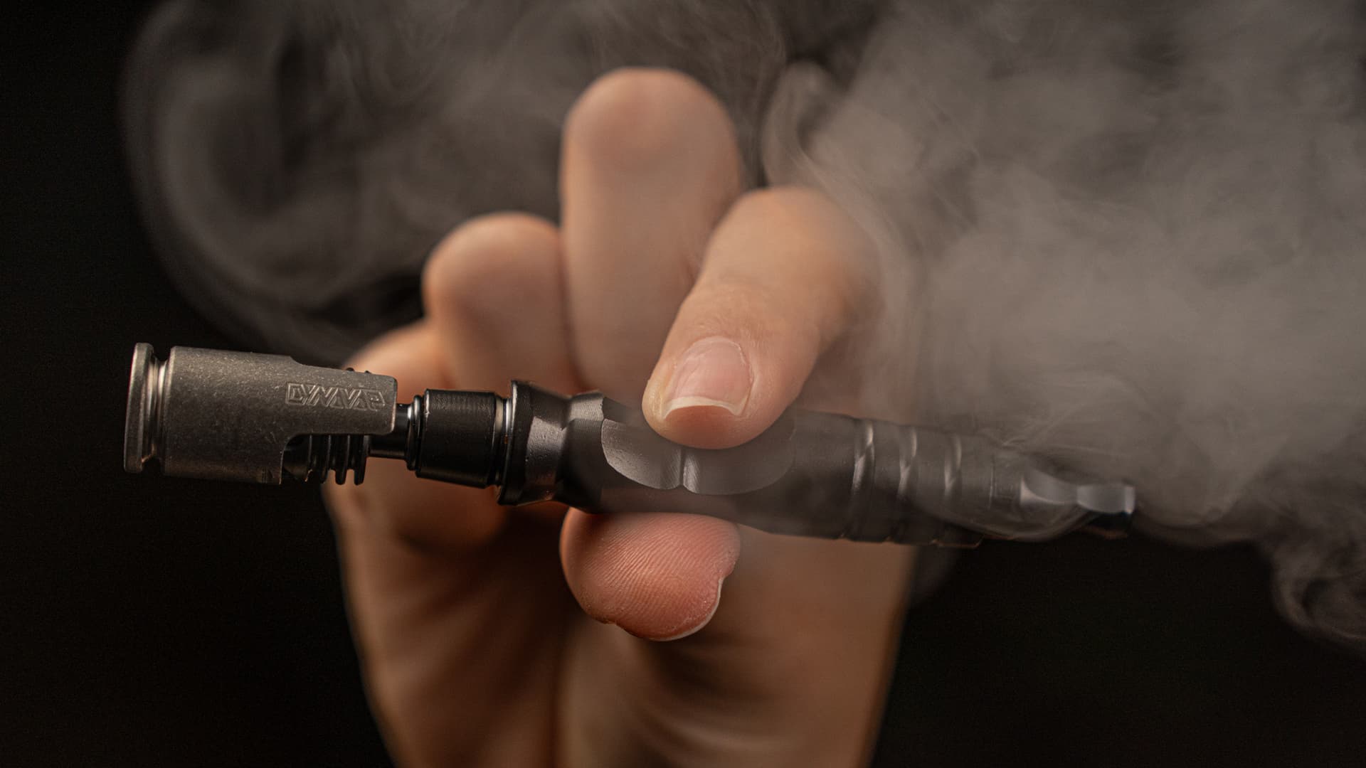 DynaVap HyperDyn in der Hand, dichter Dampf umhüllt den Vaporizer