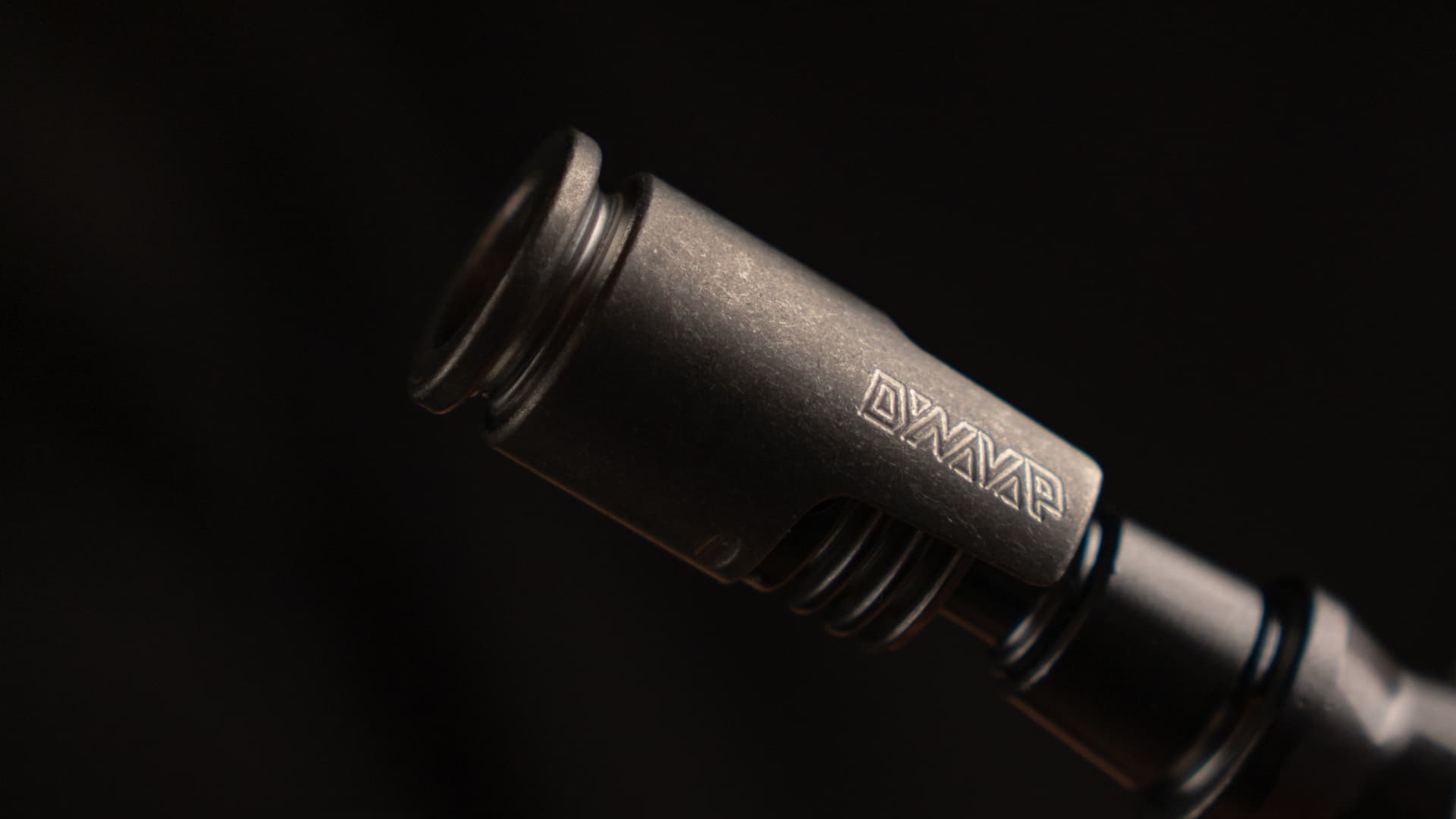 Nahaufnahme der DynaVap HyperDyn Hyper Cap mit DuraDyn-Beschichtung und graviertem DynaVap-Logo