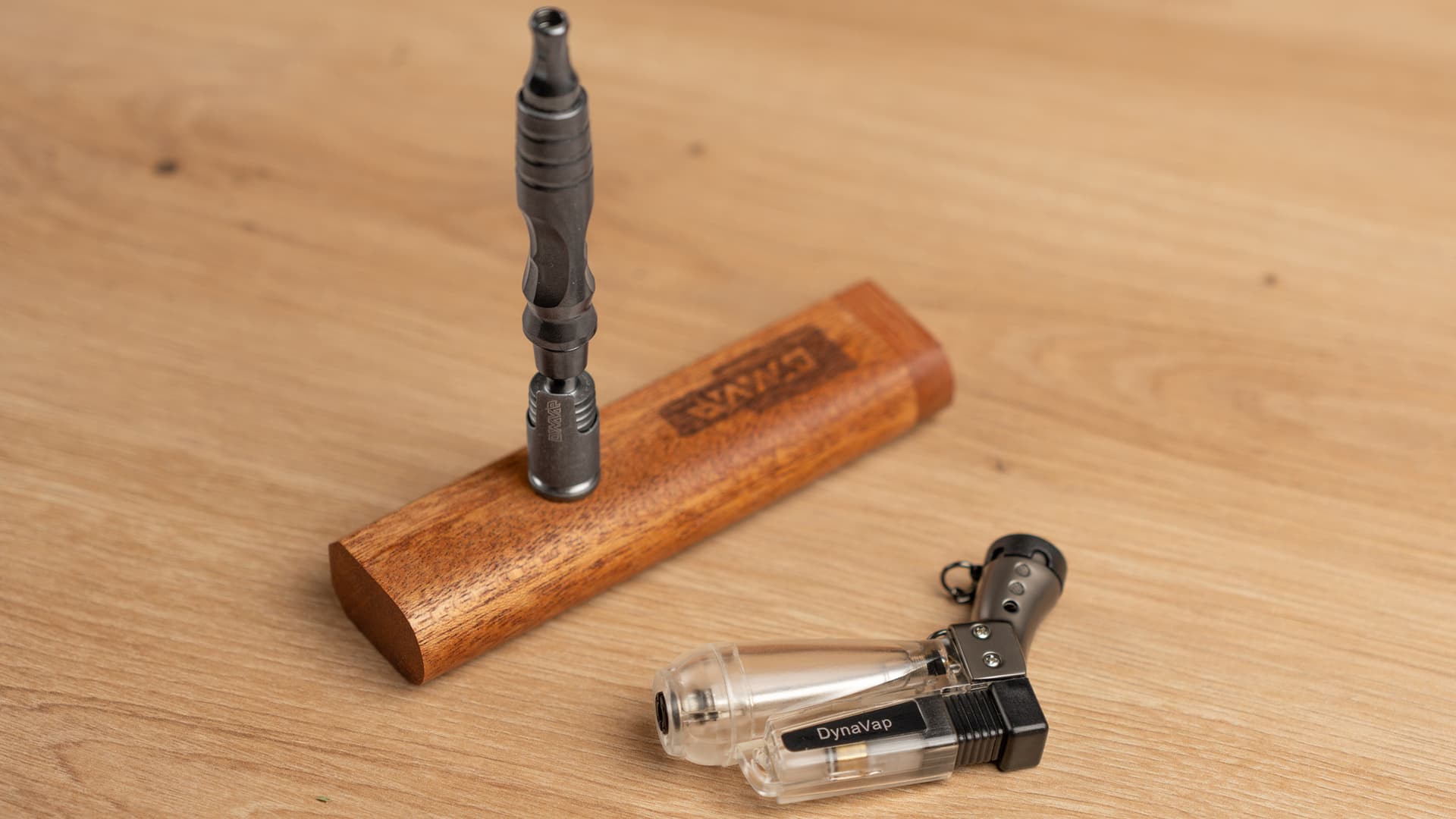 DynaVap HyperDyn im hölzernen SlimStash-Case mit Einzelflammen-Torch-Feuerzeug, Zubehör aus dem Ökosystem