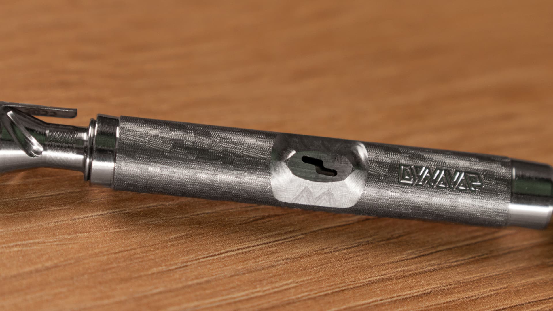 Nahaufnahme des DynaVap M7 mit dem Airport-Loch (Carb) am Edelstahl-Stem