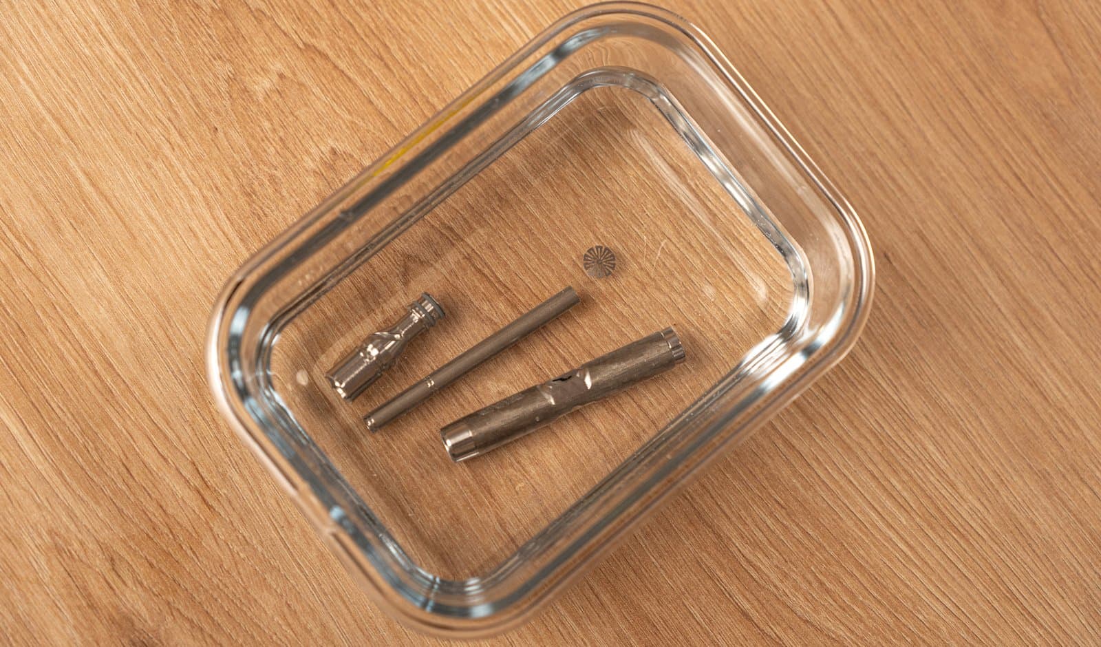 Zerlegte Gehäuseteile des DynaVap M7 in einer Glasschale, O-Ringe noch am Tip