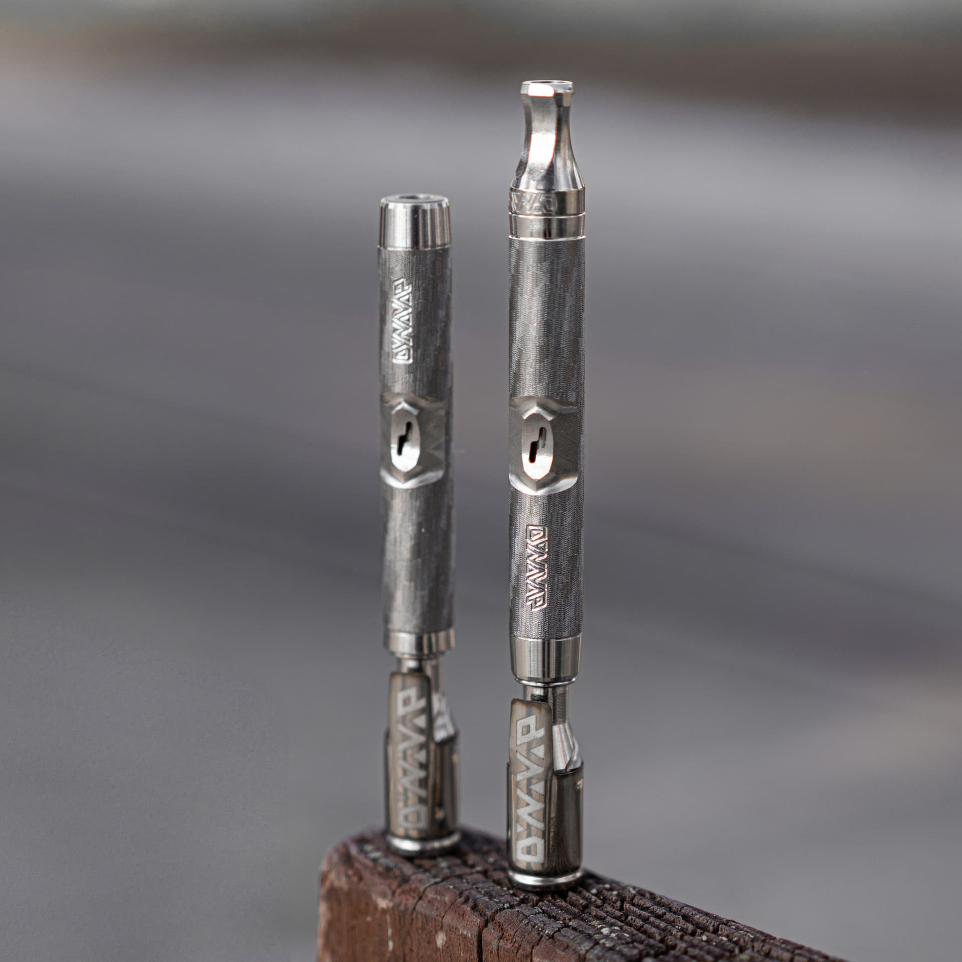 DynaVap M7 Standard und XL im Größenvergleich nebeneinander auf einer Holzfläche