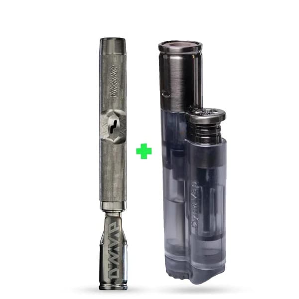 DynaVap M7 neben einem DynaVap-Torch-Feuerzeug