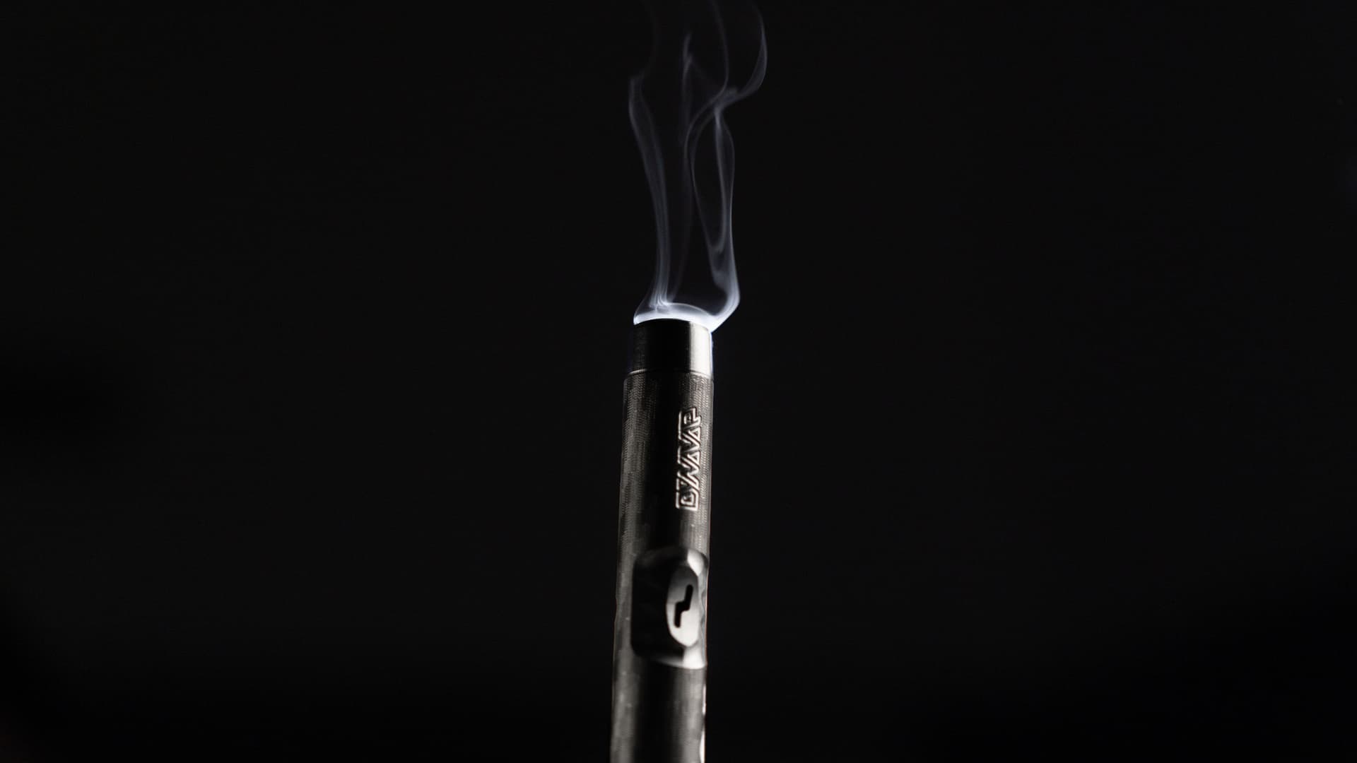 DynaVap M7 mit Dampfschwaden aus der Captive Cap vor schwarzem Hintergrund