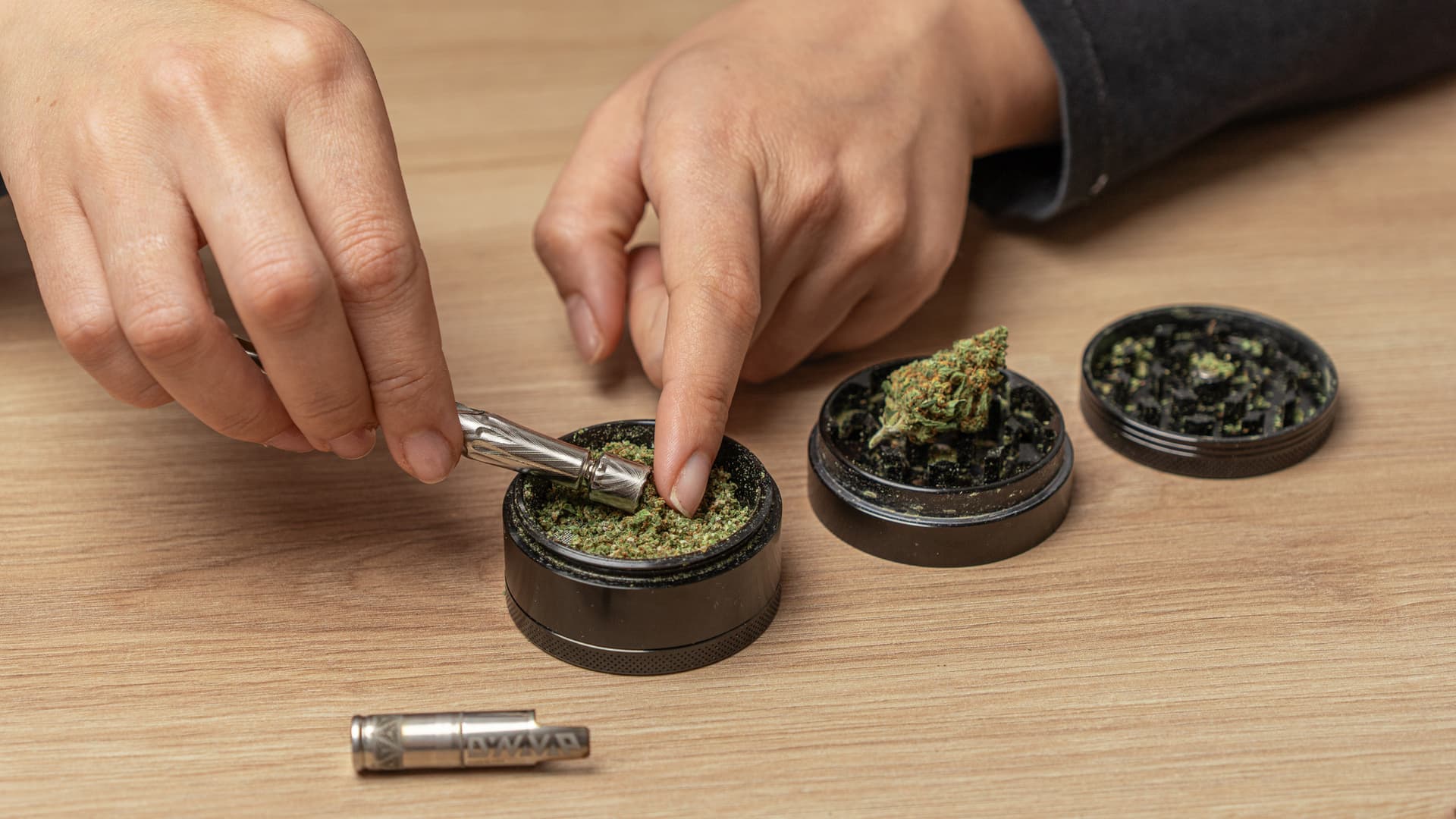 Die Spitze des UniDyn wird in einen Grinder voller gemahlenem Cannabis gedrückt
