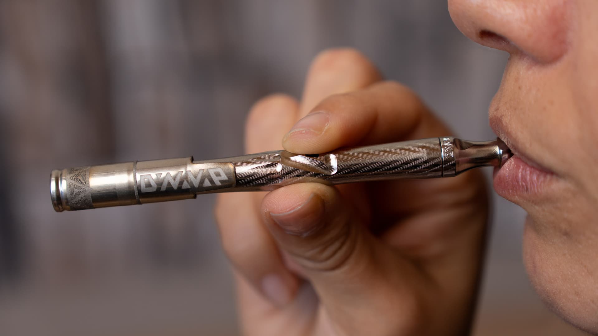 DynaVap UniDyn im Einsatz, der Finger des Testers liegt auf dem Airport für die Luftstromregelung in Echtzeit