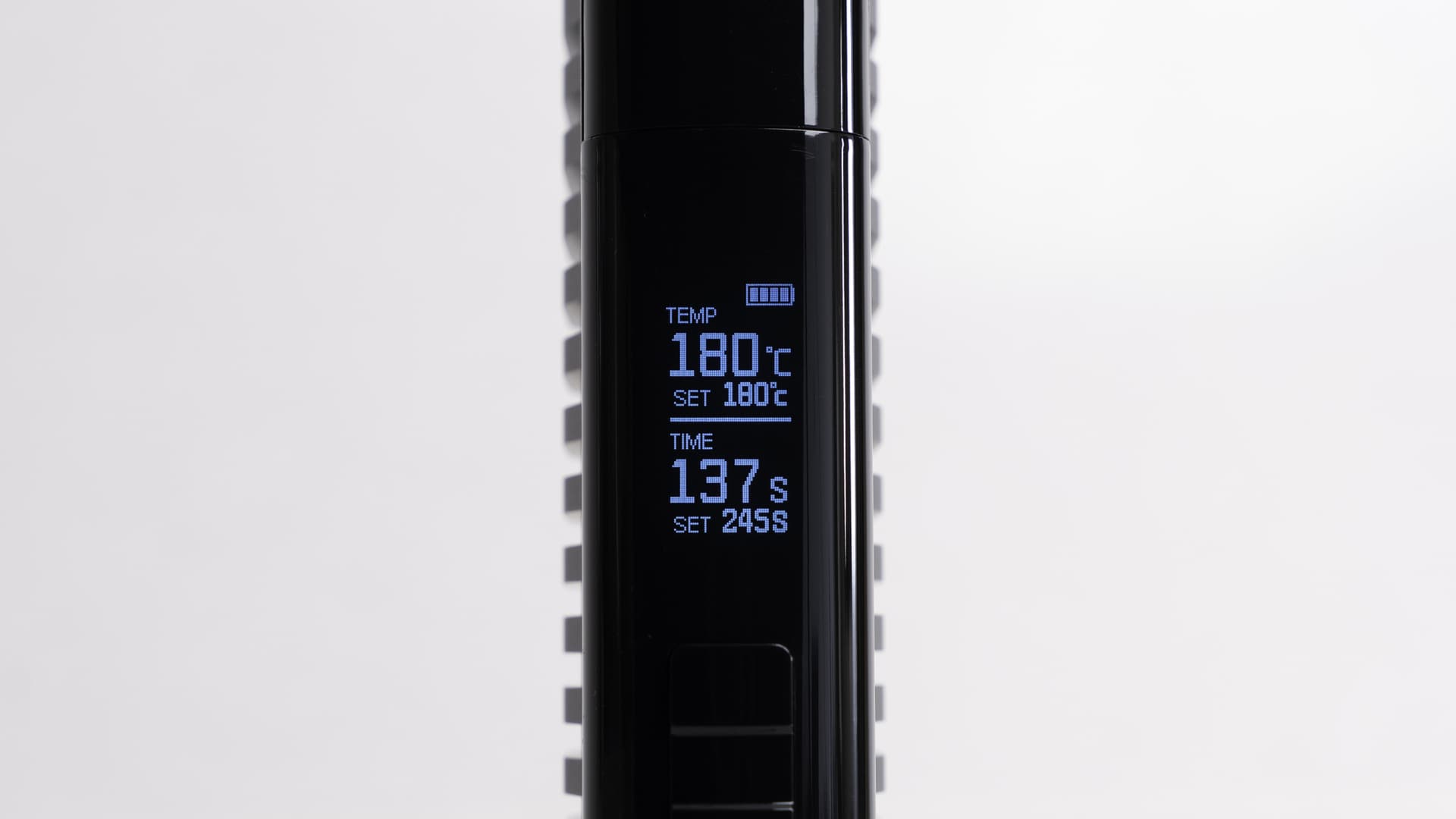 Nahaufnahme eines Vaporizer-OLED-Displays mit eingestellter Temperatur von 180°C