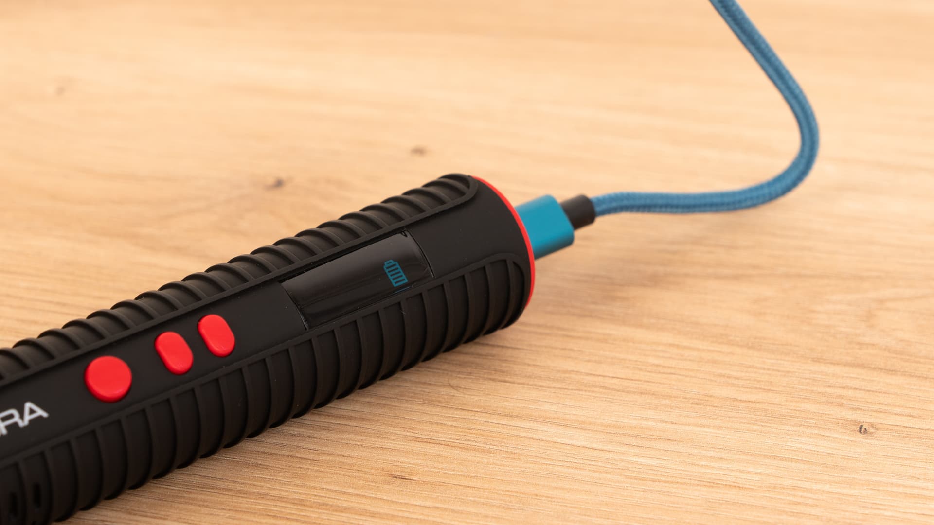 Nahaufnahme des Micro-USB-Ladeanschlusses am Flowermate Aura mit angeschlossenem Kabel