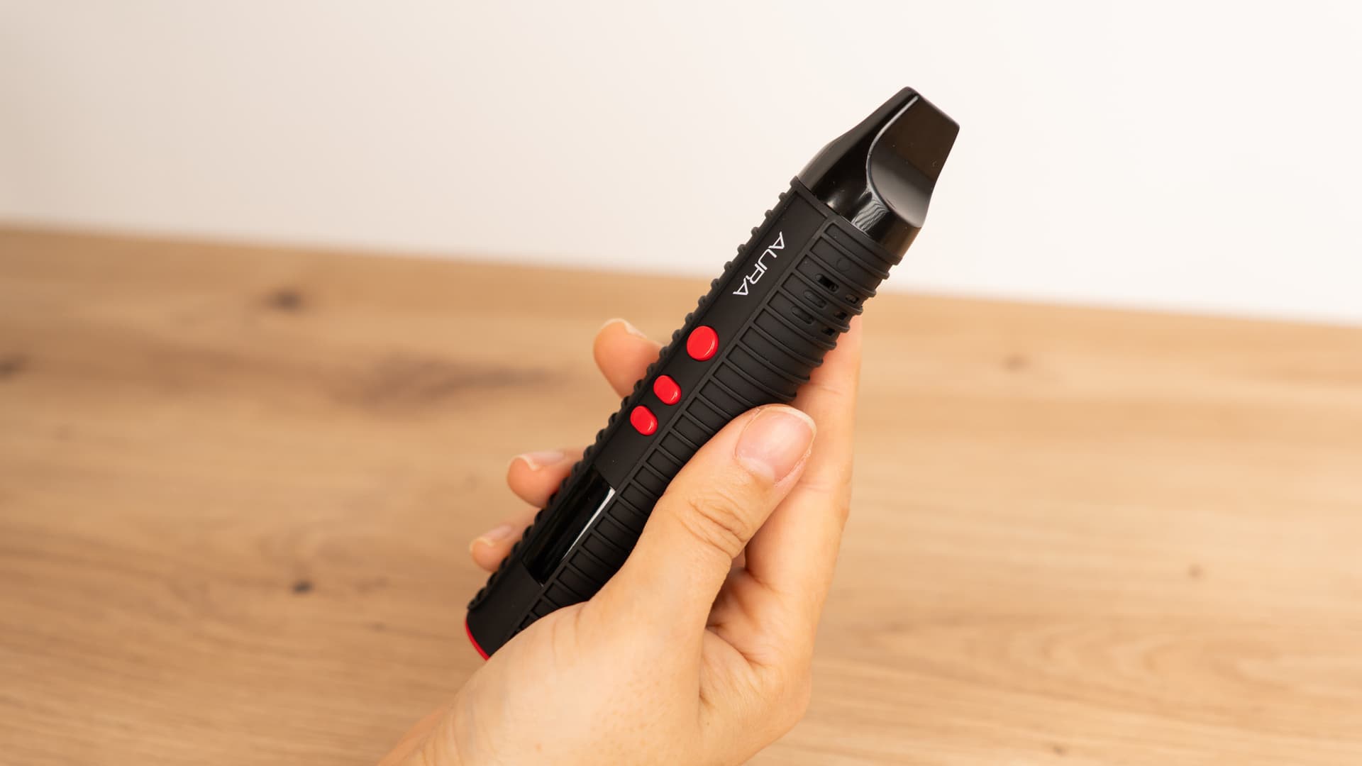 Flowermate Aura in der Hand, zeigt tragbare Größe und geriffelten ergonomischen Griff