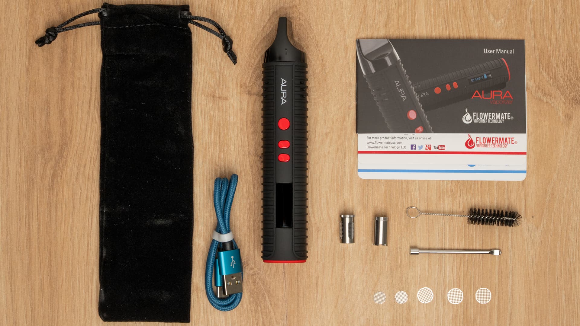 Kompletter Lieferumfang des Flowermate Aura auf Holzoberfläche ausgebreitet