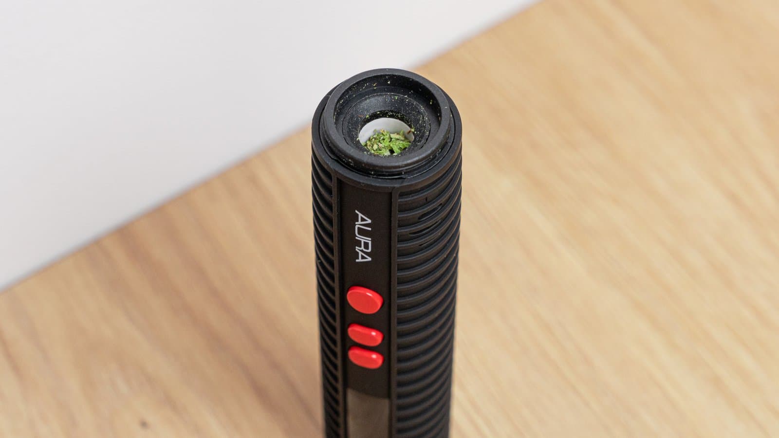 Flowermate Aura mit abgenommenem Mundstück, Keramik-Heizkammer mit gemahlenem Cannabis gefüllt