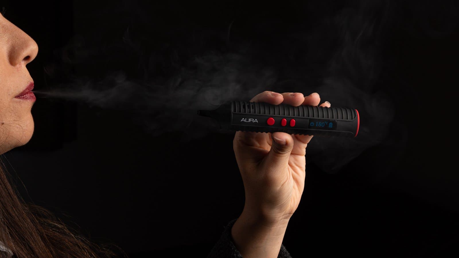 Person atmet Dampf aus dem Vaporizer Flowermate Aura bei 180°C aus