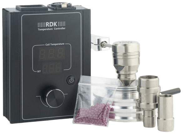 Display des Cannabis Hardware RDK PID-Controllers mit der eingestellten Temperatur neben Komponenten des FlowerPot B1