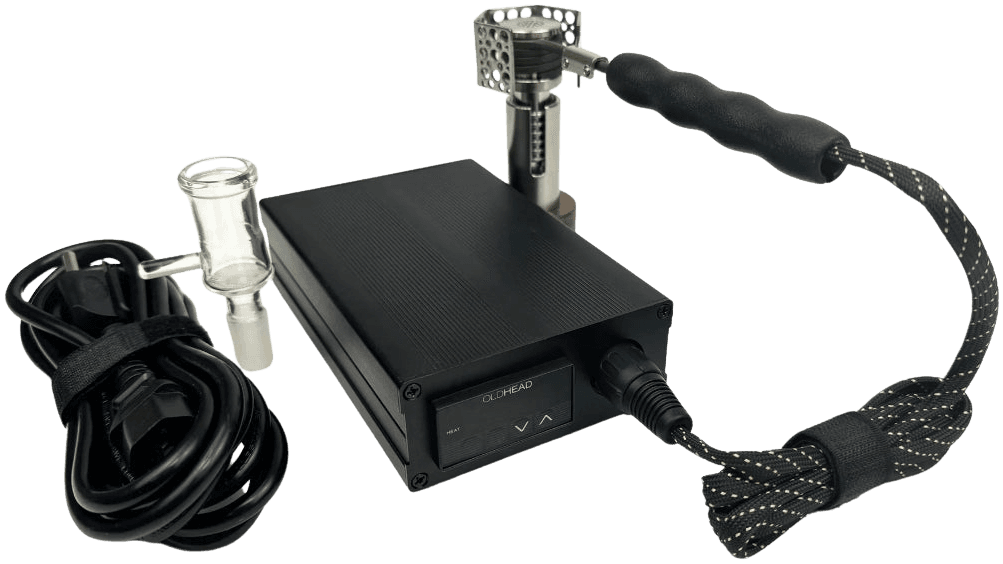 Flat Lay des kompletten Kits vom Vaporizer Freight Train mit Glasadapter, Netzkabel, PID-Controller, geflochtenem Schlauch und Titan-Injektorkopf