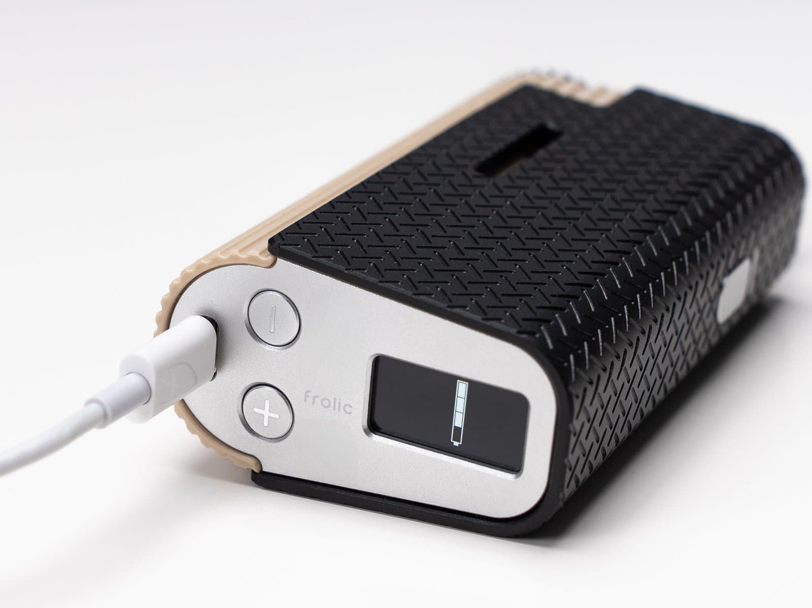 Frolic lädt per USB-C, der Akkubalken erscheint auf dem Display an der Unterseite