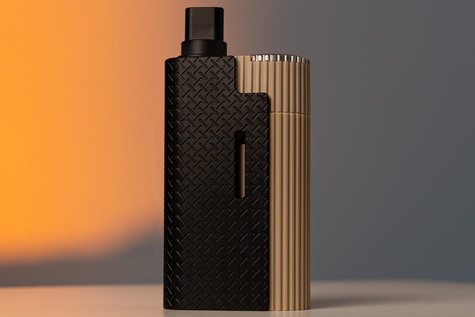 Limelight Frolic Cannabis-Vaporizer aufrecht stehend, mit schwarzem Kreuzschraffur-Panel, beigem geripptem Gehäuse, silbernem Drehrad und schwarzem Mundstück