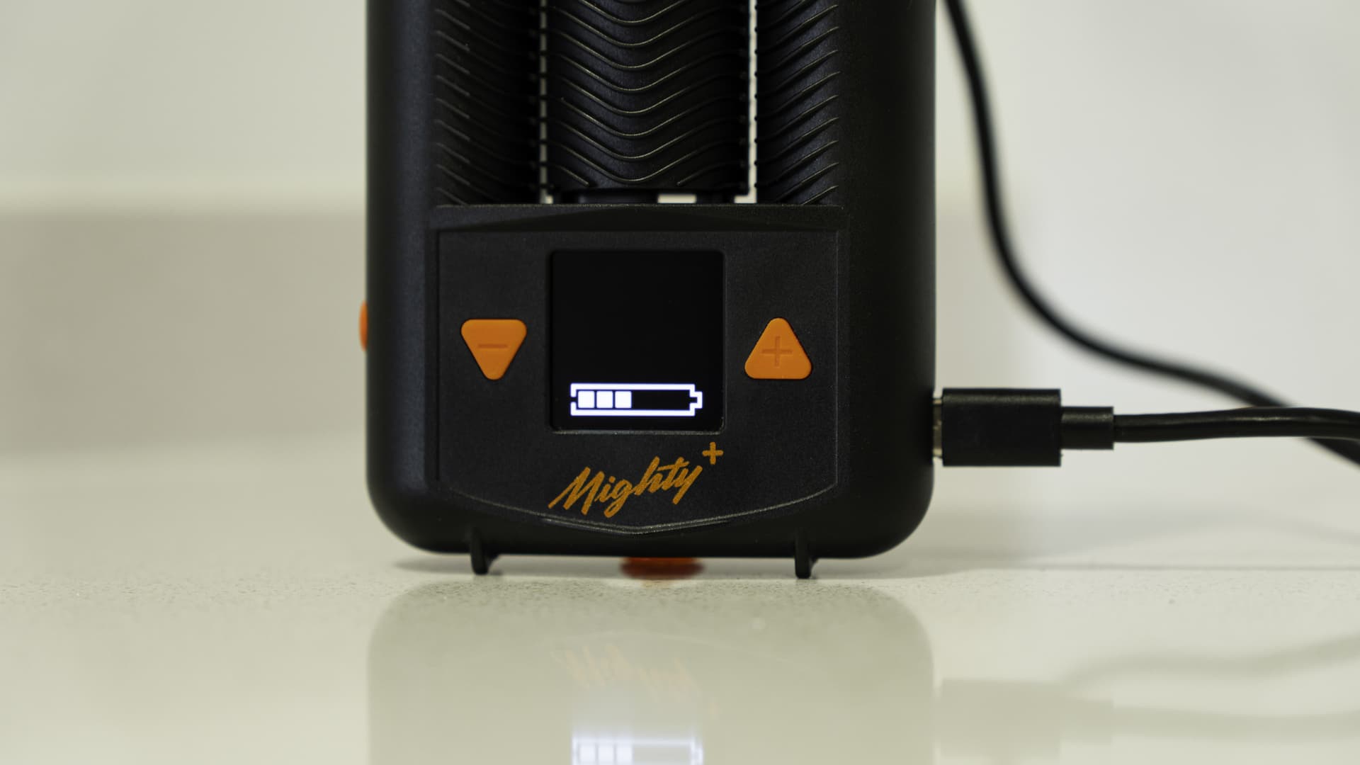 Mighty+ lädt über USB-C-Kabel, das Display zeigt die Akkuanzeige