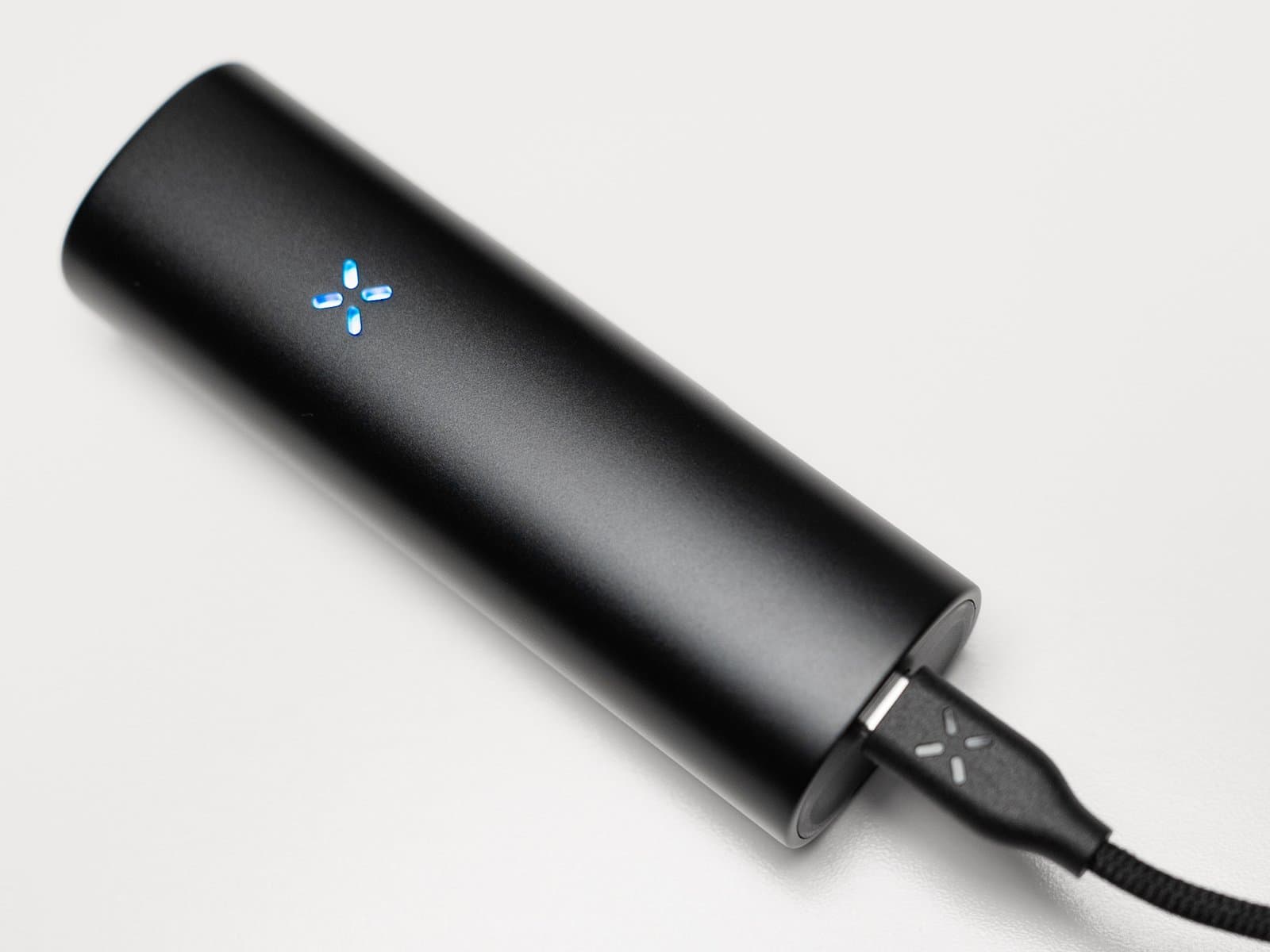 Blau leuchtende LED-Blütenblätter am PAX Flow beim Laden über USB-C